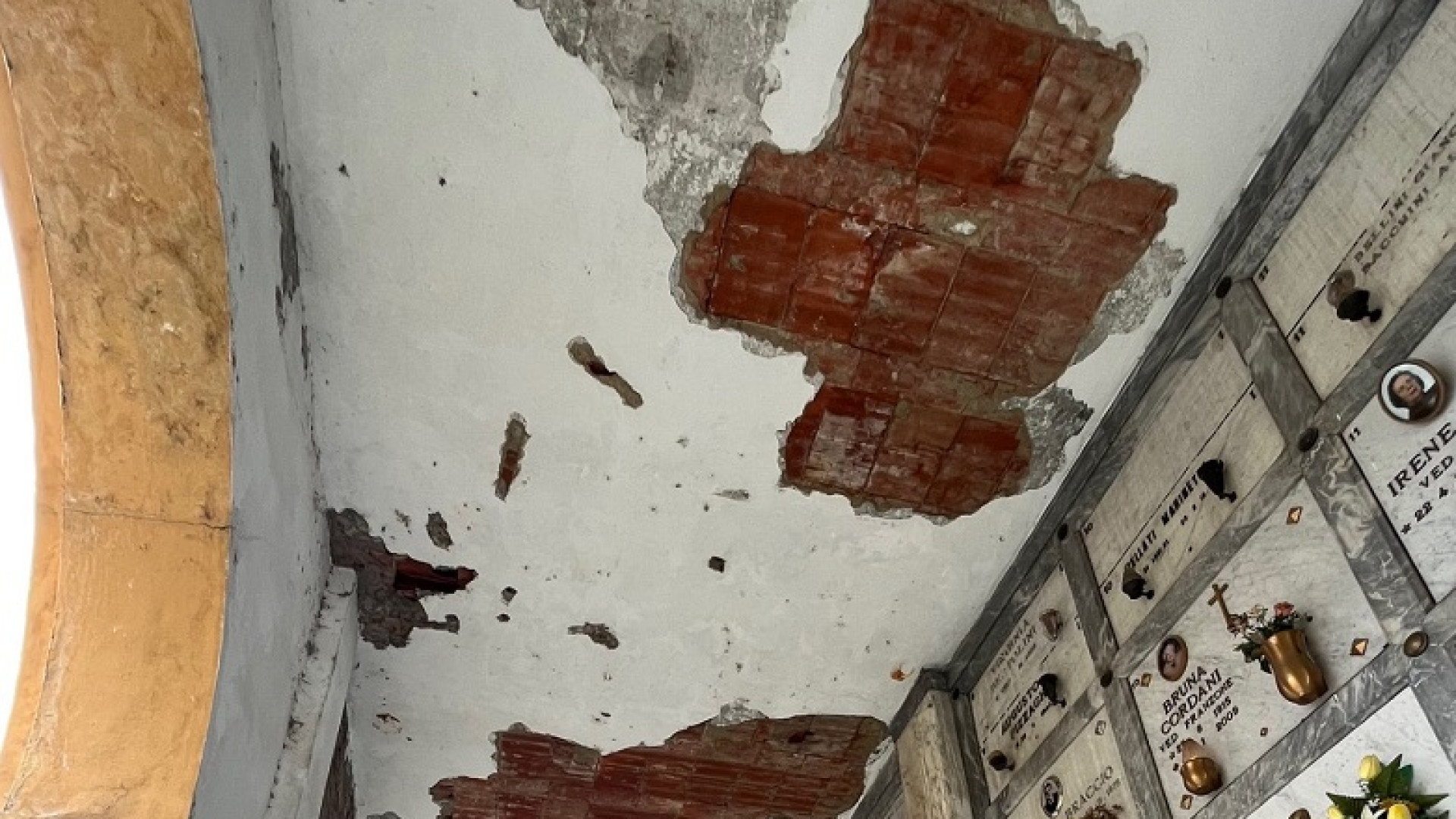 Piove nel cimitero urbano. L'assessore: "In campo 4 milioni nei prossimi 15 anni"