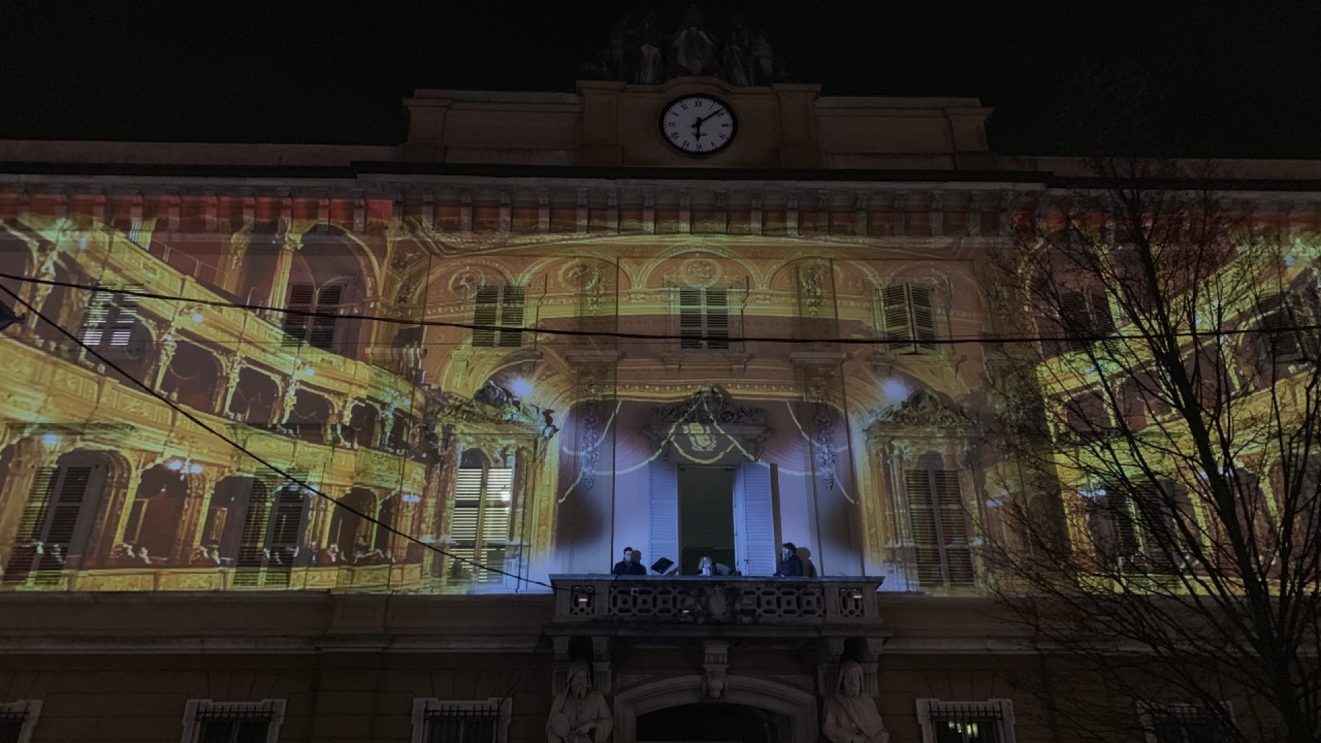 Un concerto sul balcone: a poche ore dal Natale emozione in piazza Duomo