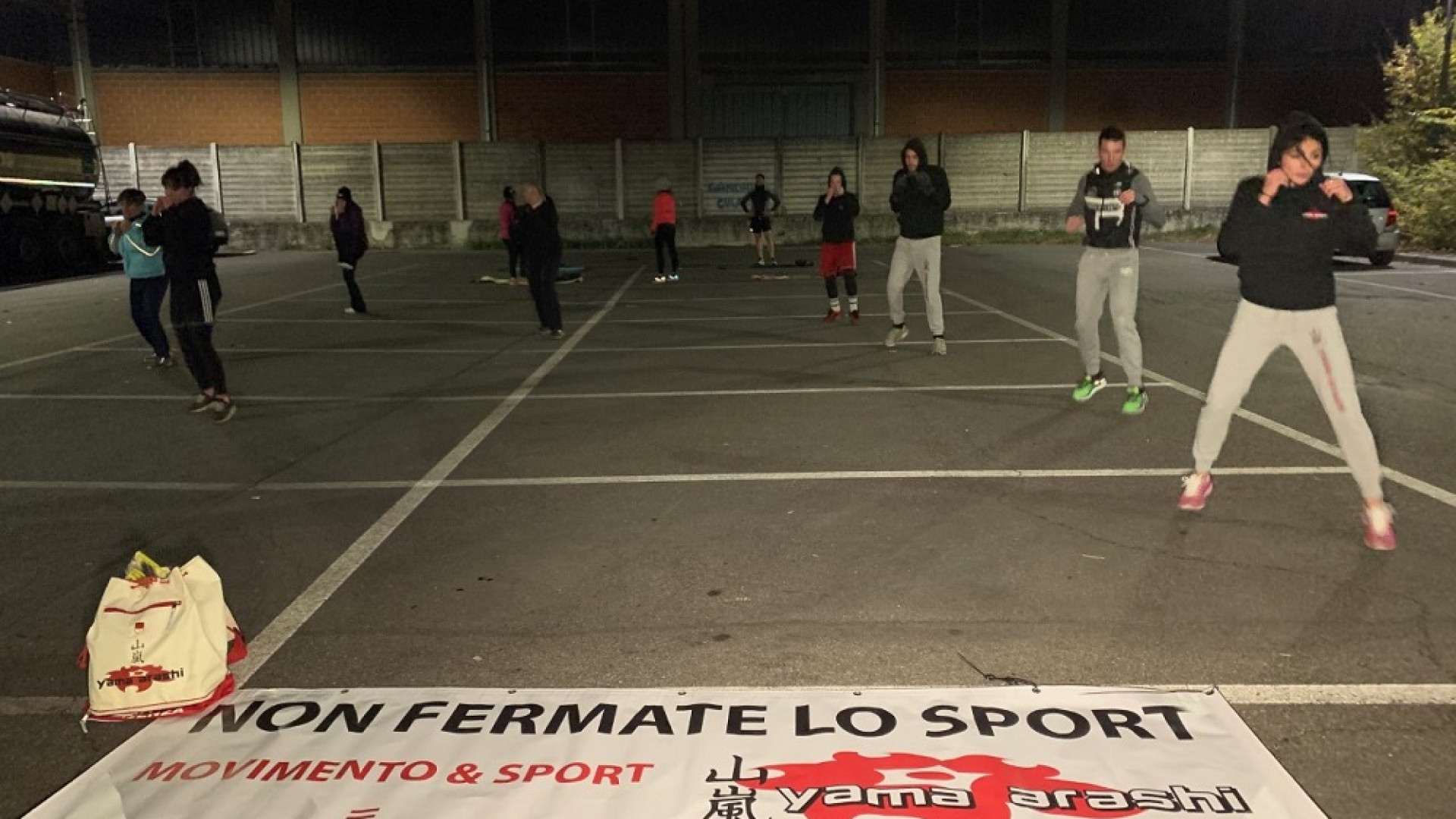 Kick boxing nei parcheggi quando cala il buio: gli allenamenti vanno avanti