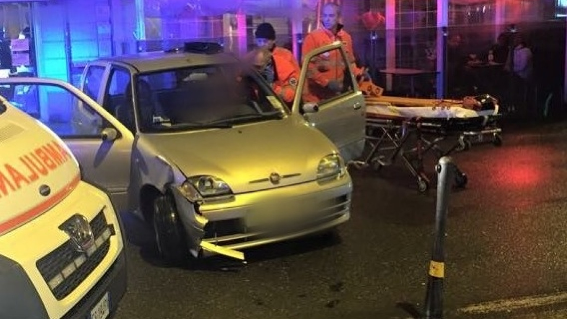 Centra con l'auto le parigine sul Corso: ferita la donna alla guida