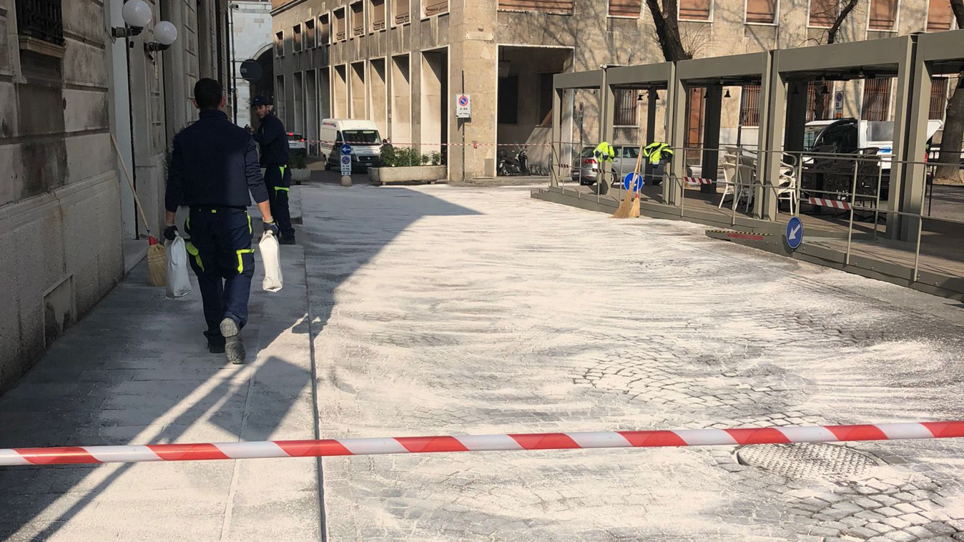 Si rovescia un fusto nel ristorante: piazzetta Plebiscito cosparsa d'olio