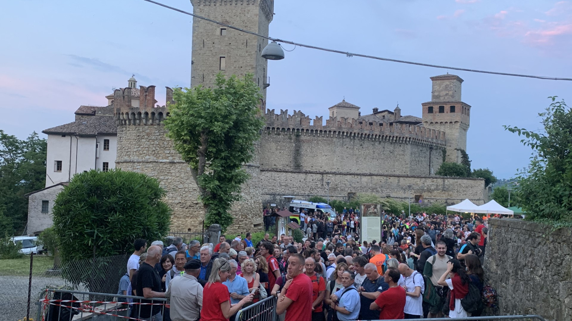 Luna velata, amicizia e sorrisi: in 2mila alla Notte dei briganti nel ricordo di Marco