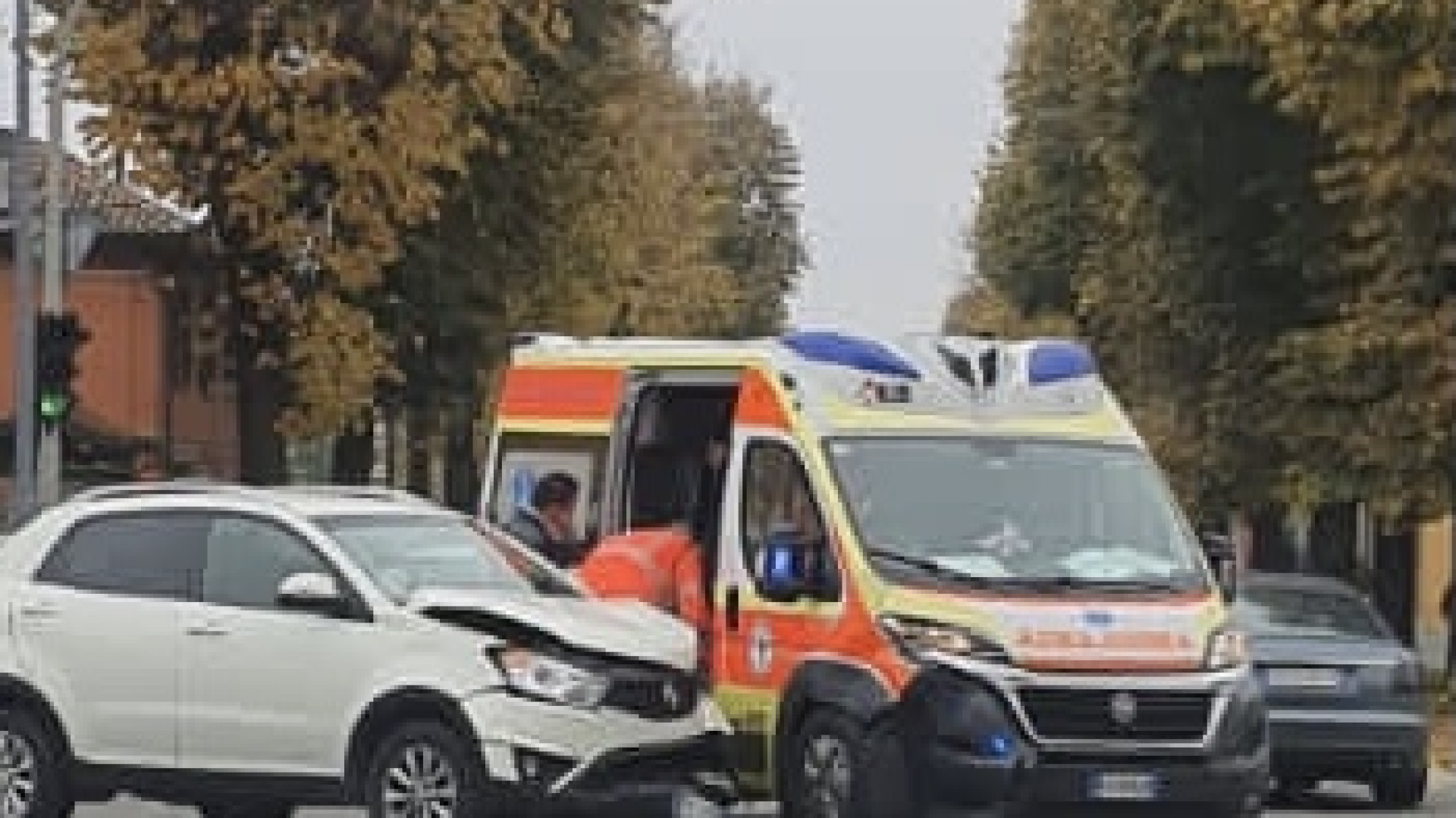 Paura in via Farnesiana, auto si schianta contro un’ambulanza