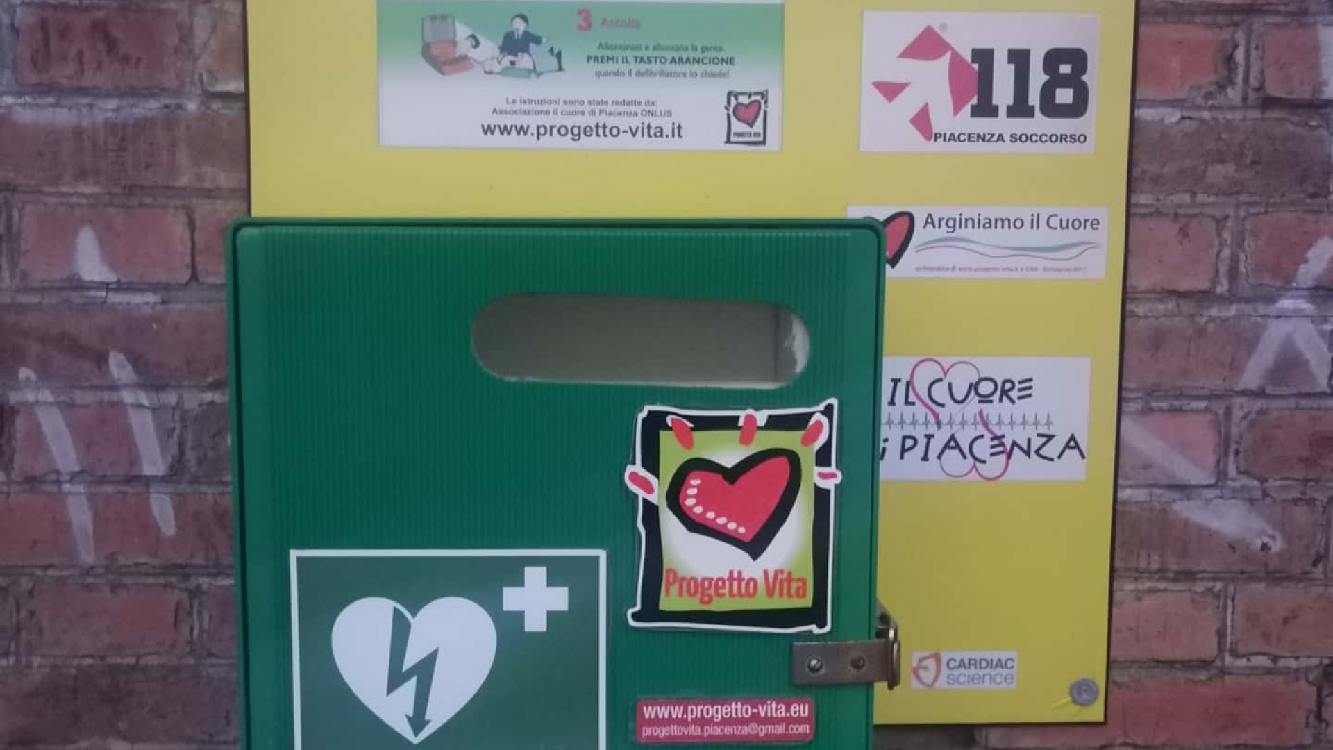 Nuova palestra di Castel San Giovanni cardioprotetta: docente dona defibrillatore