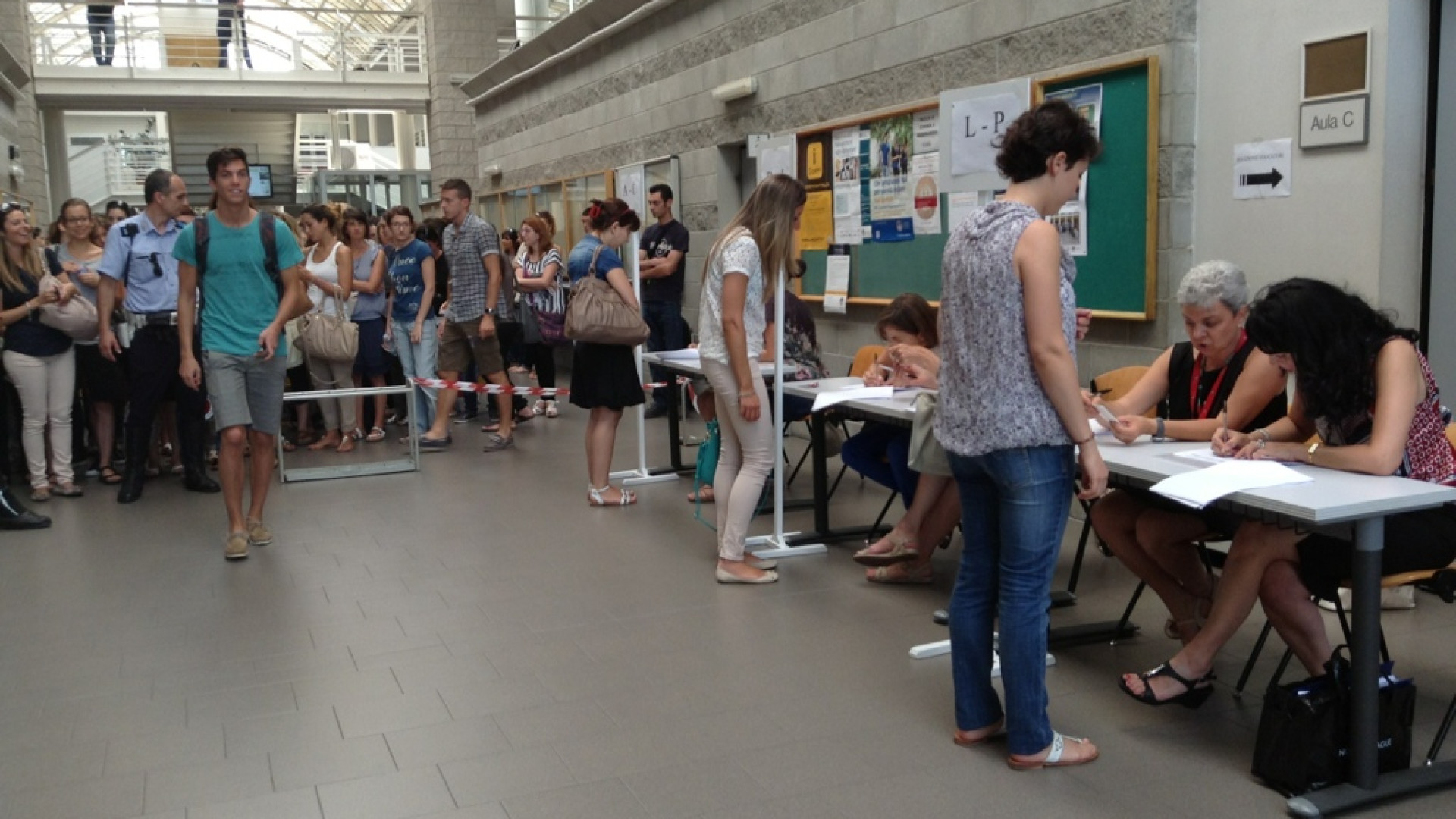 Lavoro: oltre 500 donne in coda per 15 posti da educatori precari