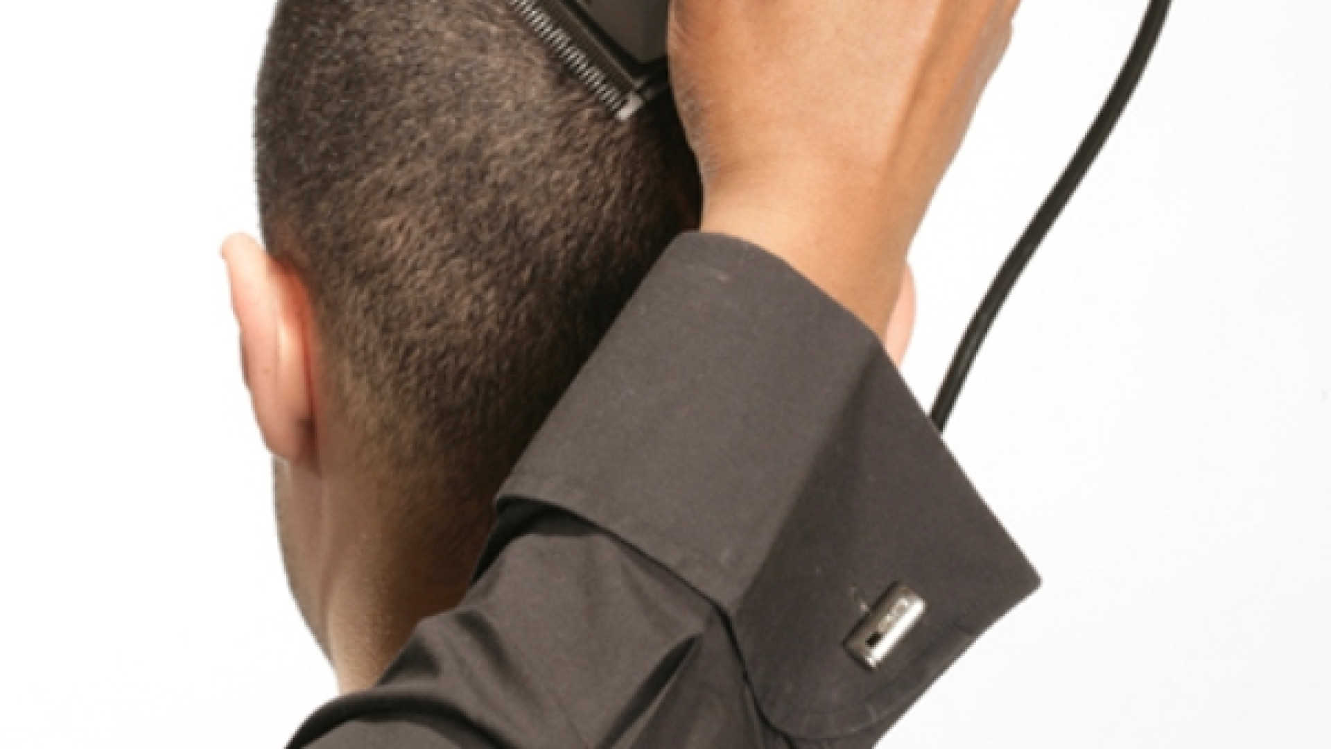 Per risparmiare la tariffa del barbiere rubano un tagliacapelli elettrico: due denunciati