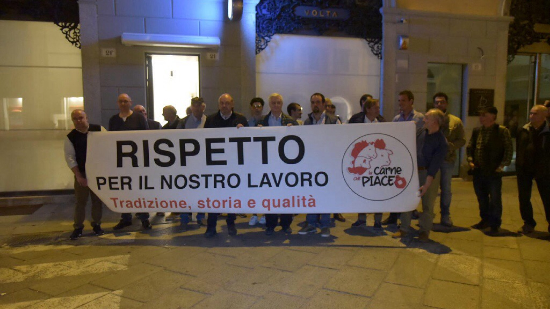 Film contro gli allevamenti intensivi, protesta di fronte al cinema