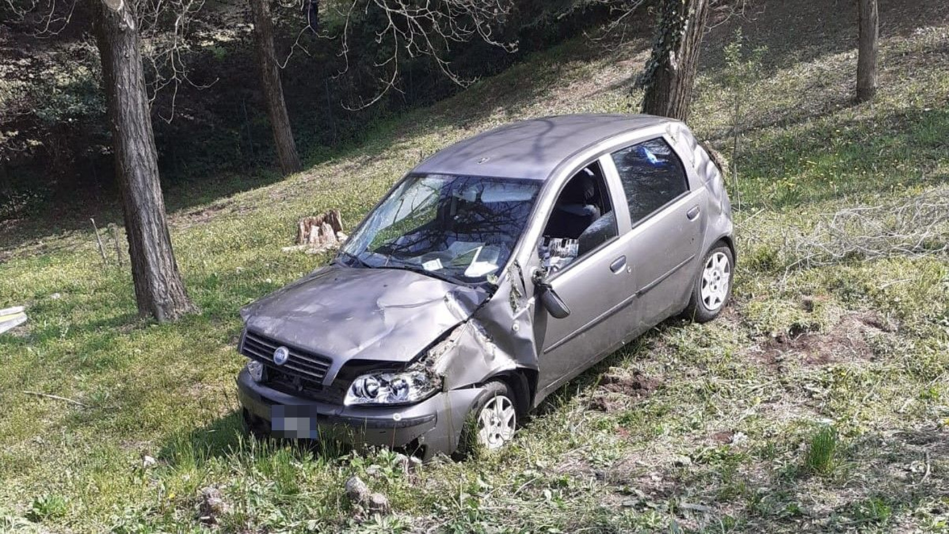 Ponte dell'Olio, auto sbanda ed esce di strada. Lievi ferite per la 47enne alla guida
