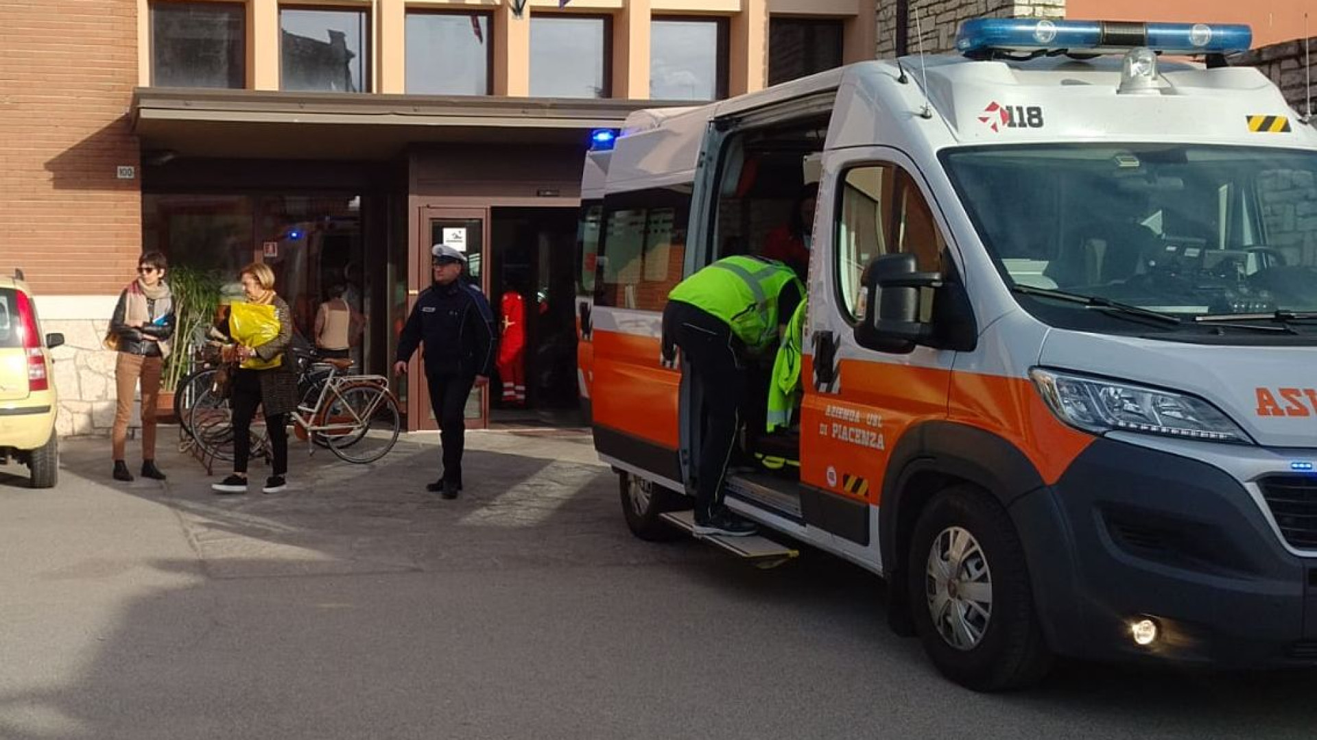 Esalazioni da detersivo, operatori e ospiti dell'ex Andreoli intossicati. Il reparto evacuato è tornato agibile