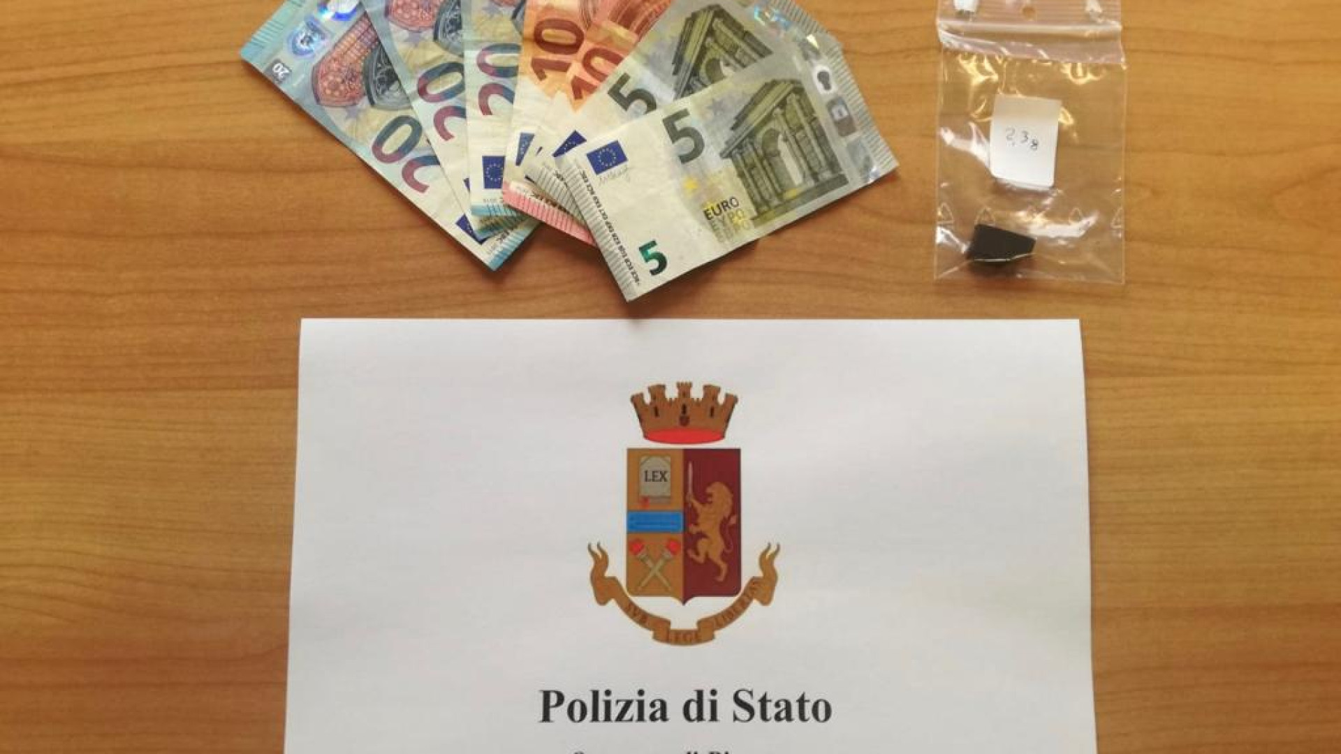 Spaccia proprio accanto all'auto civetta della polizia: arrestato