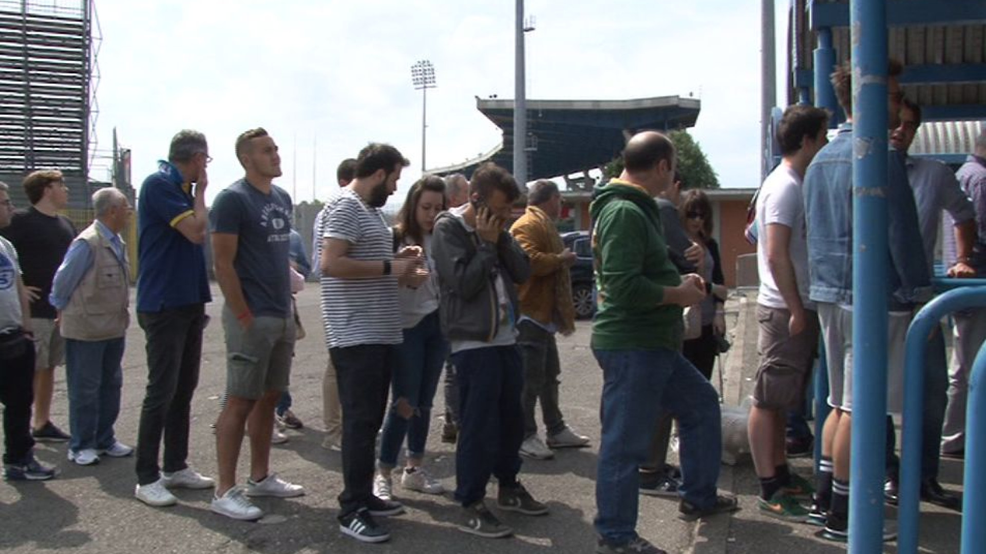 Grande attesa per il derby, tifosi in coda per un biglietto. Le interviste