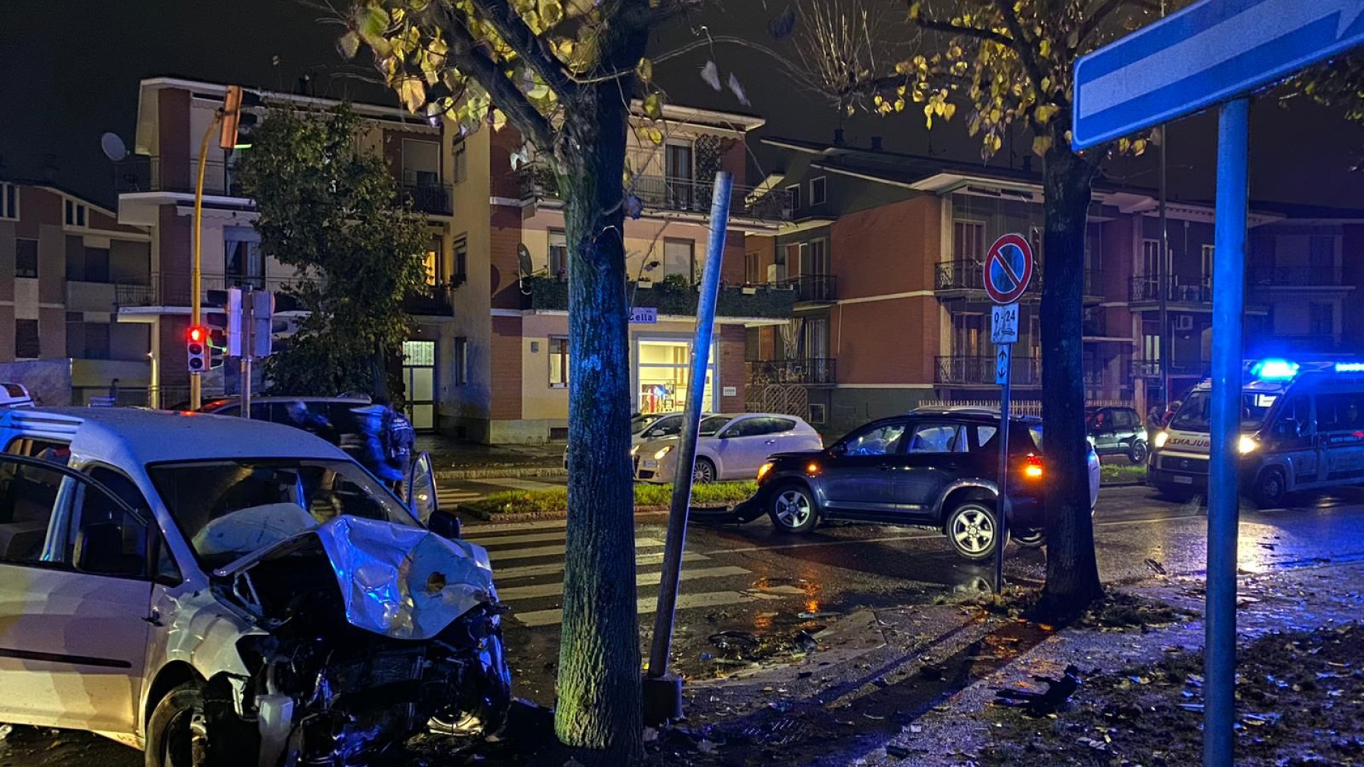 Violento frontale in via Pietro Cella: un ferito, auto distrutte