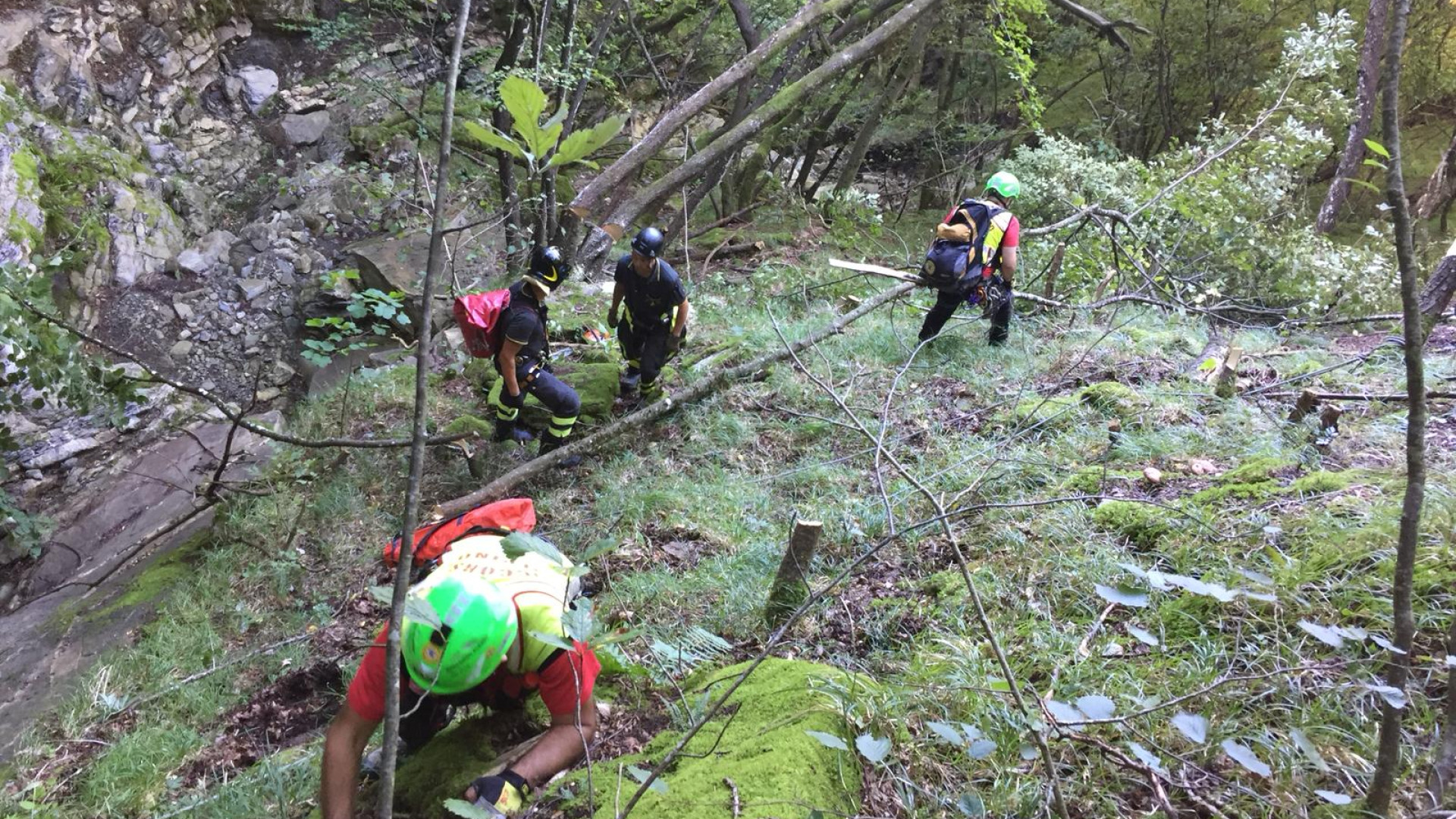 Tragedia in alta Valtrebbia: fungaiolo cade nel bosco e muore