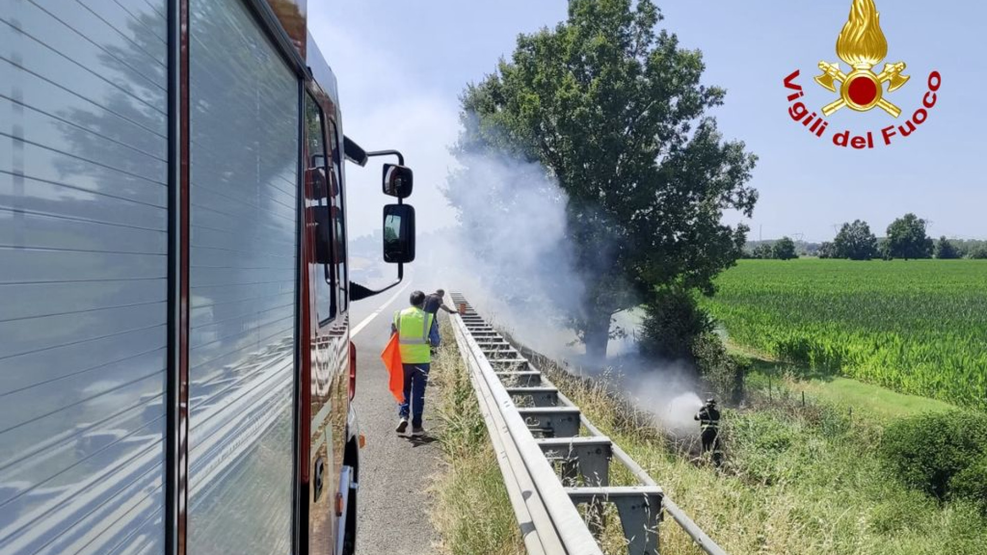 Sterpaglie in fiamme lungo l'A21 a Caorso: rogo spento dai vigili del fuoco