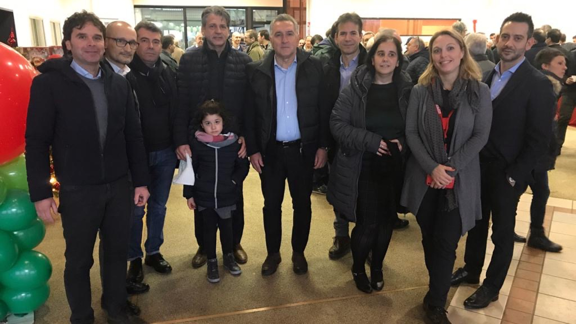 Al lavoro con mamma e papà per festeggiare assieme il Natale