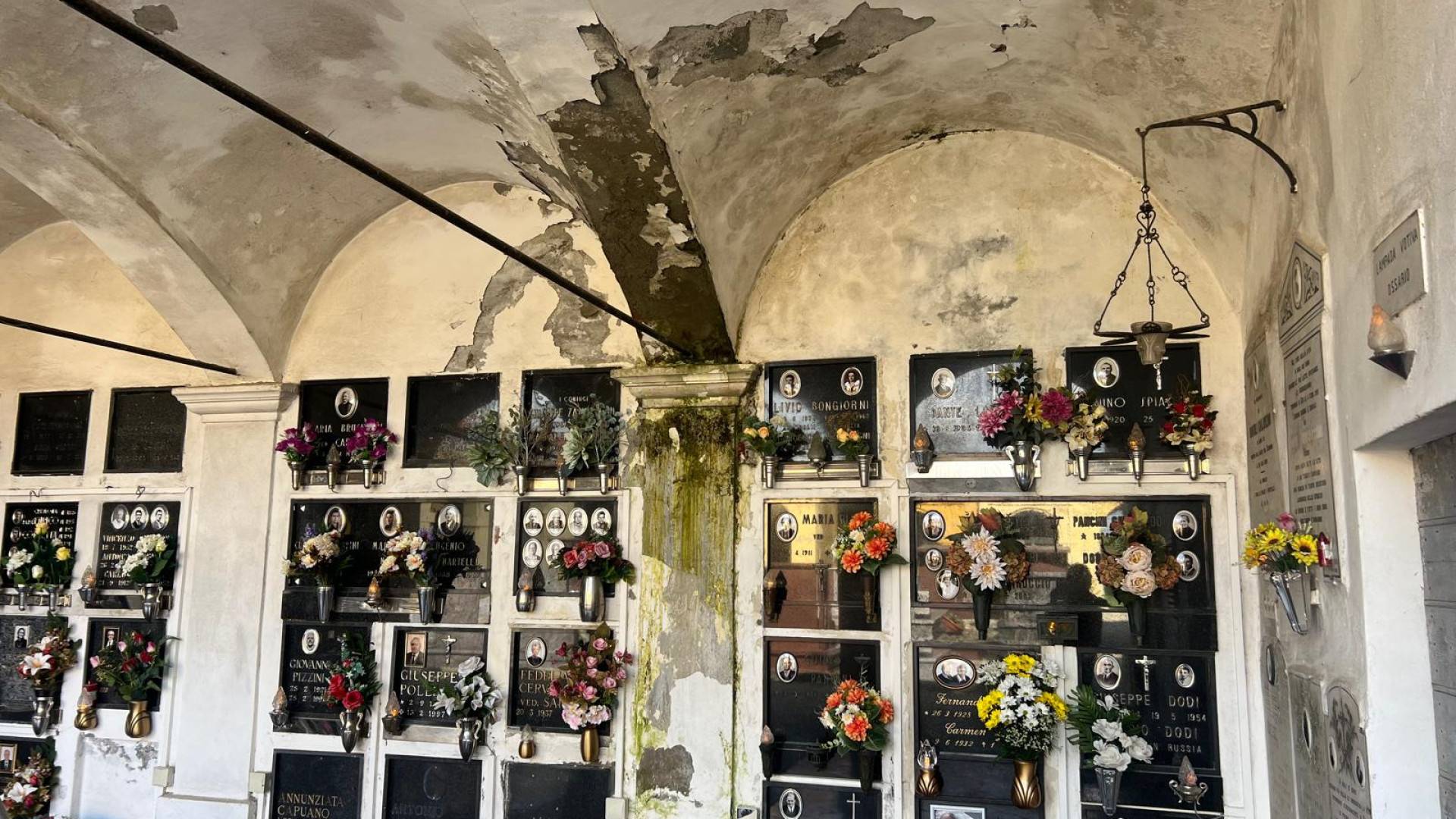 Infiltrazioni d'acqua, muschio, calcinacci: degrado al cimitero di Pittolo