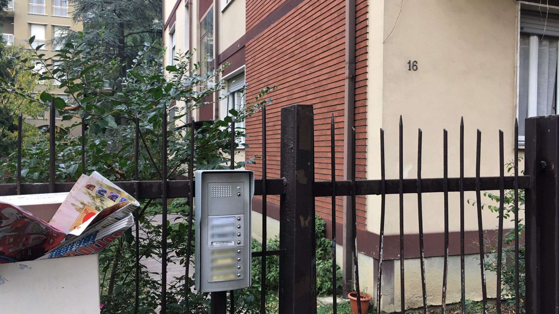 I vicini di casa del ricercato: "Rumori e litigi in quell'appartamento"