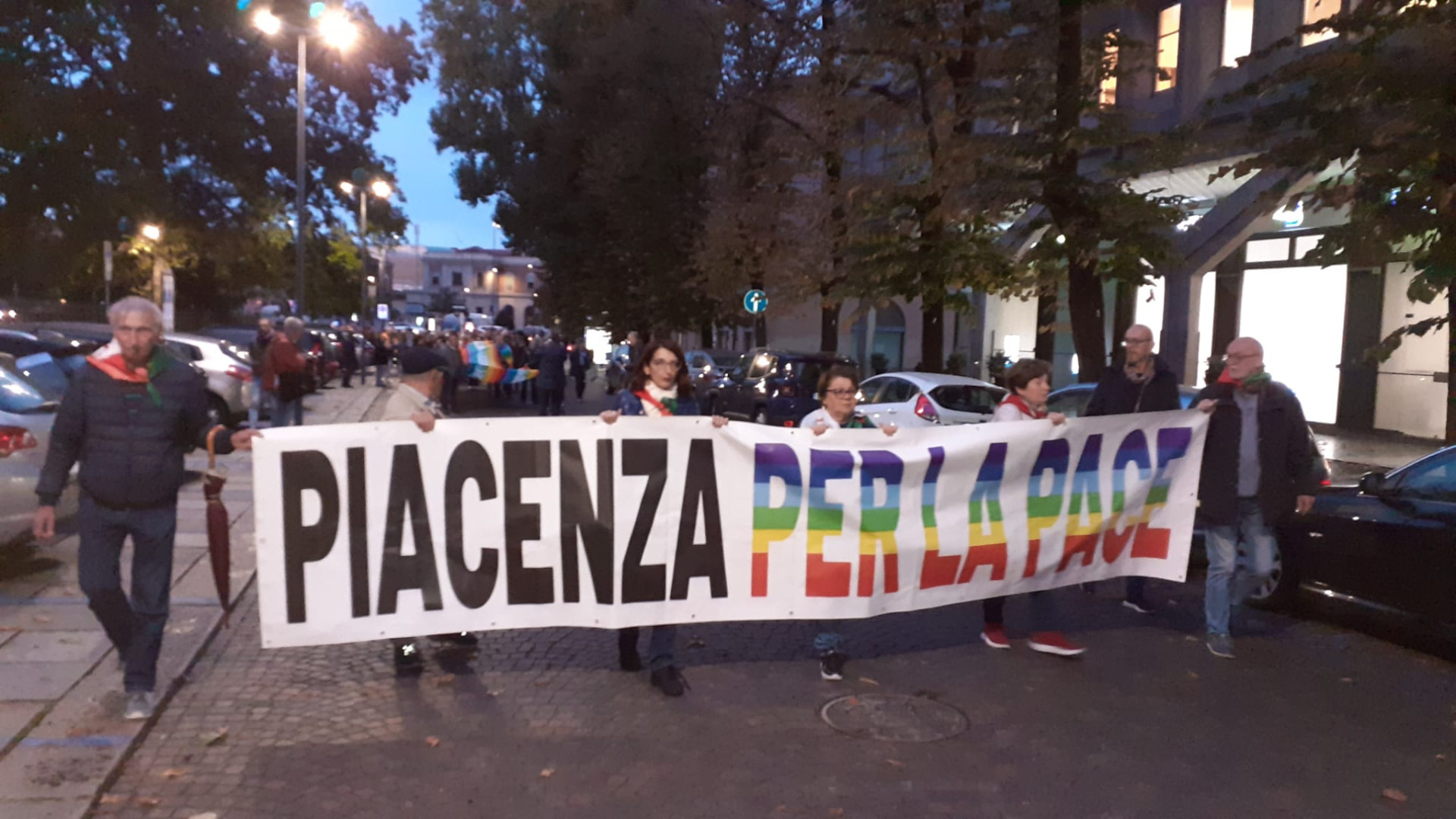 "Piacenza per la pace": oltre 200 persone alla fiaccolata dalla stazione a piazza Cavalli