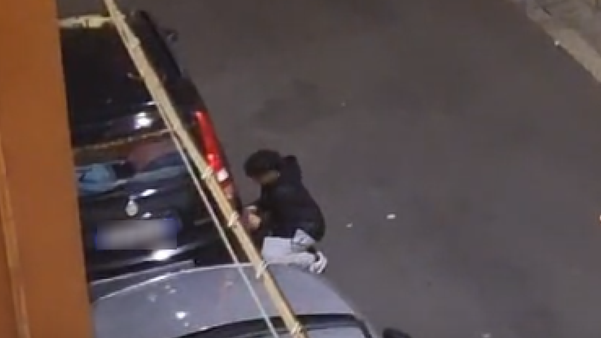 Ragazzini provano a svaligiare un'auto: ripresi da una donna-sentinella VIDEO