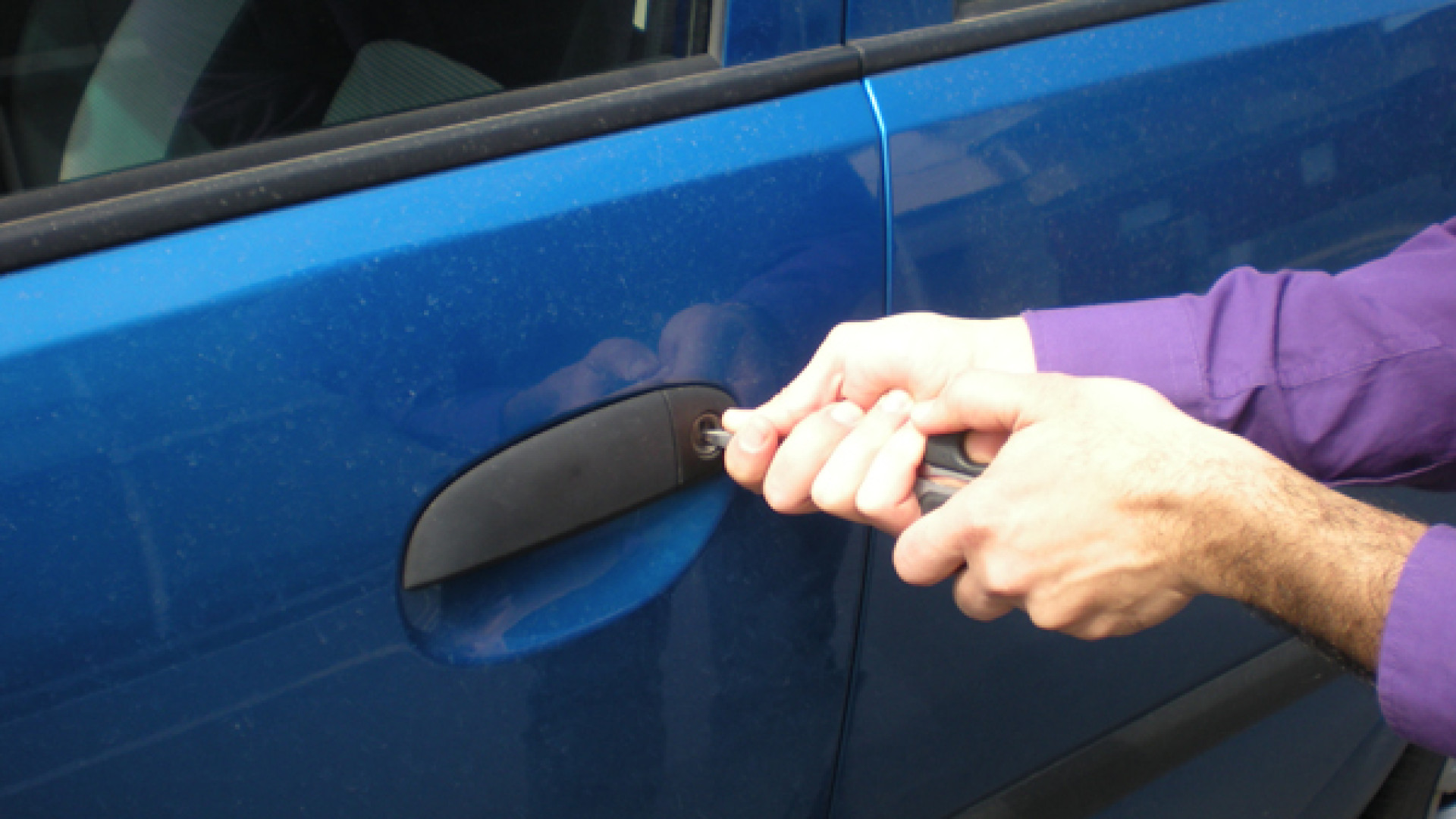 Sospetto ladro seriale di auto forza il posto di blocco e tenta la fuga: preso