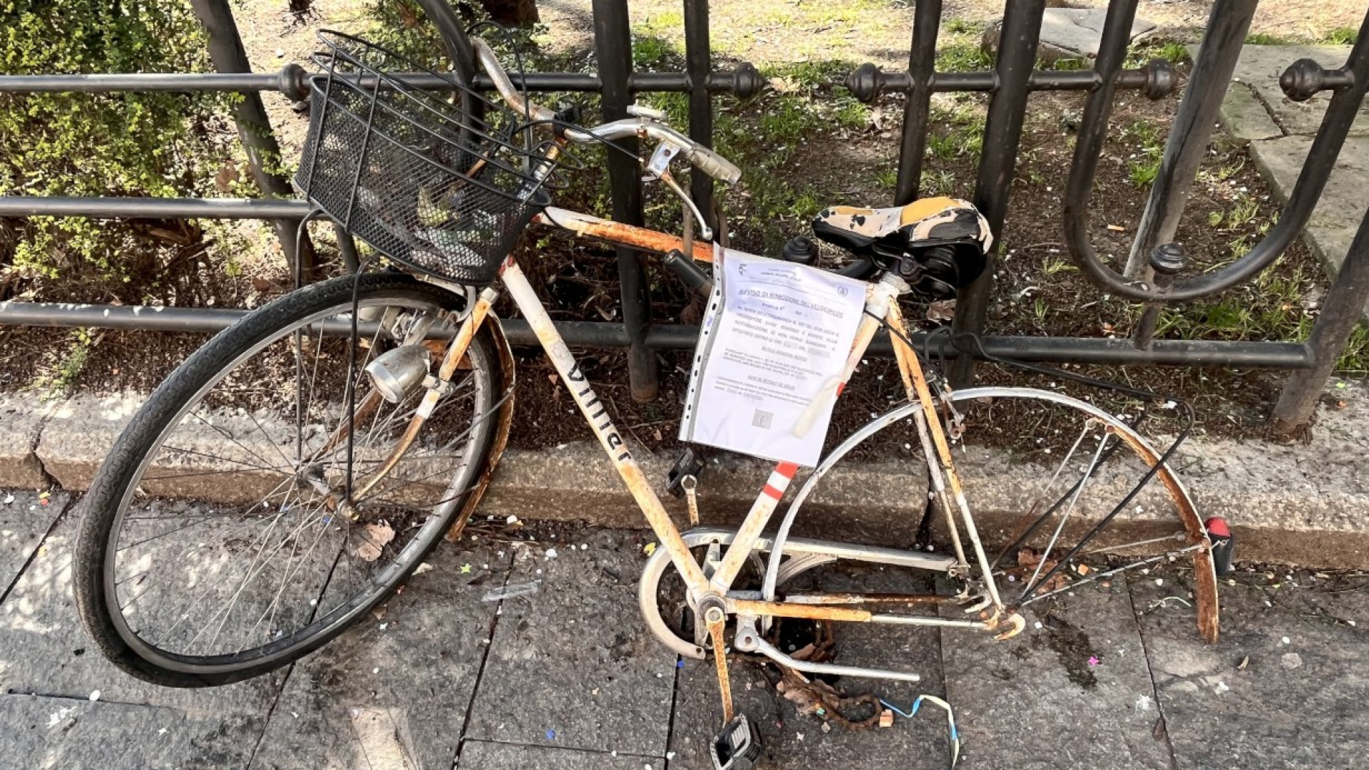 Scatta la rimozione e la rottamazione delle bici abbandonate