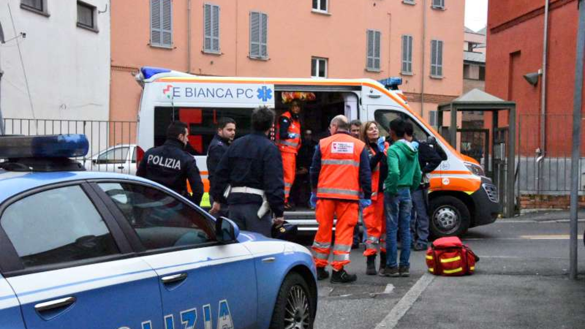 Lite in via Bracciforti, calci e pugni tra due stranieri in mezzo alla strada