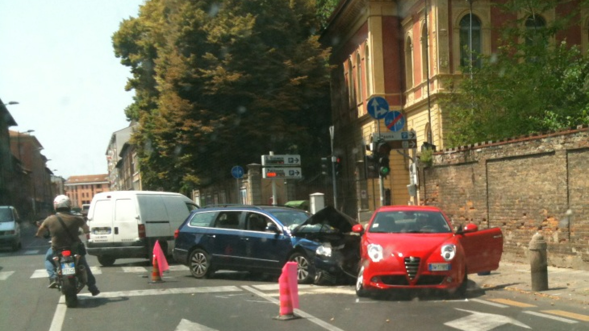 Stradone Farnese, ennesimo incidente al semaforo. Nessun ferito