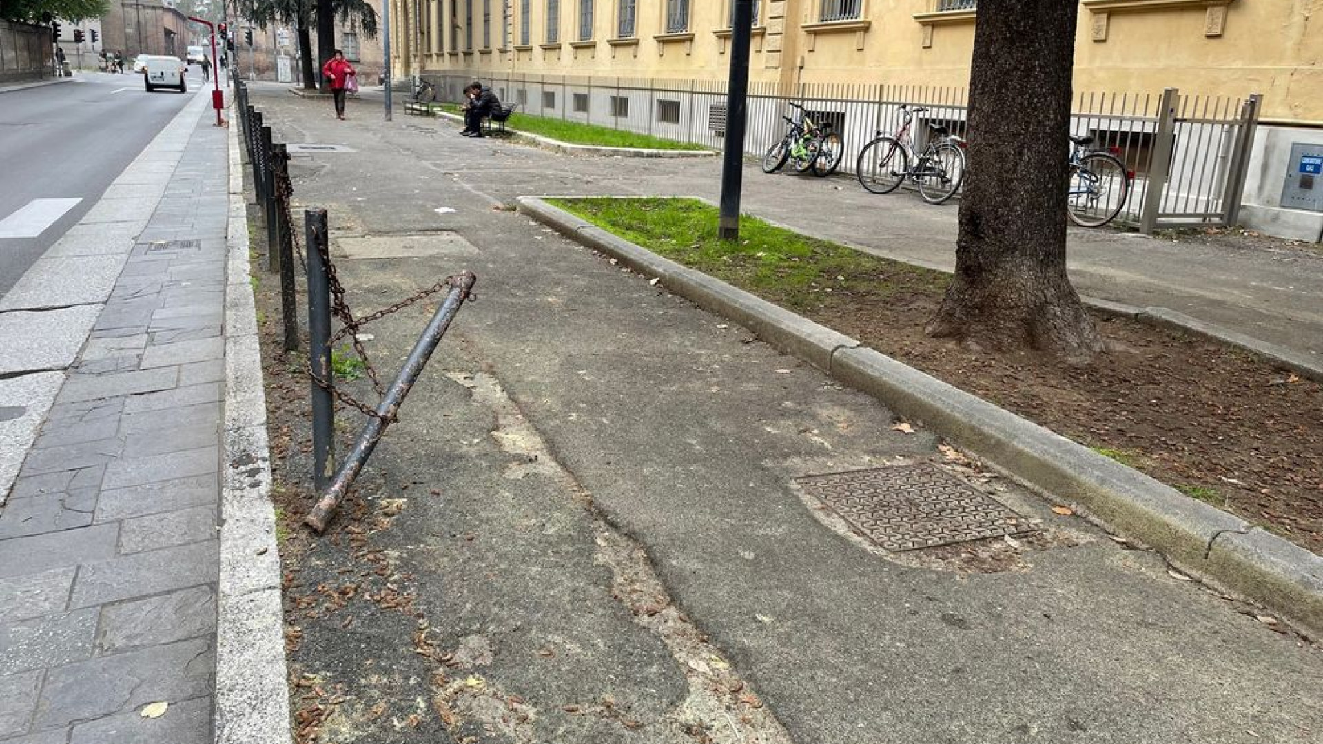 Cade sul marciapiede dissestato in via Giordani. Farà causa al Comune