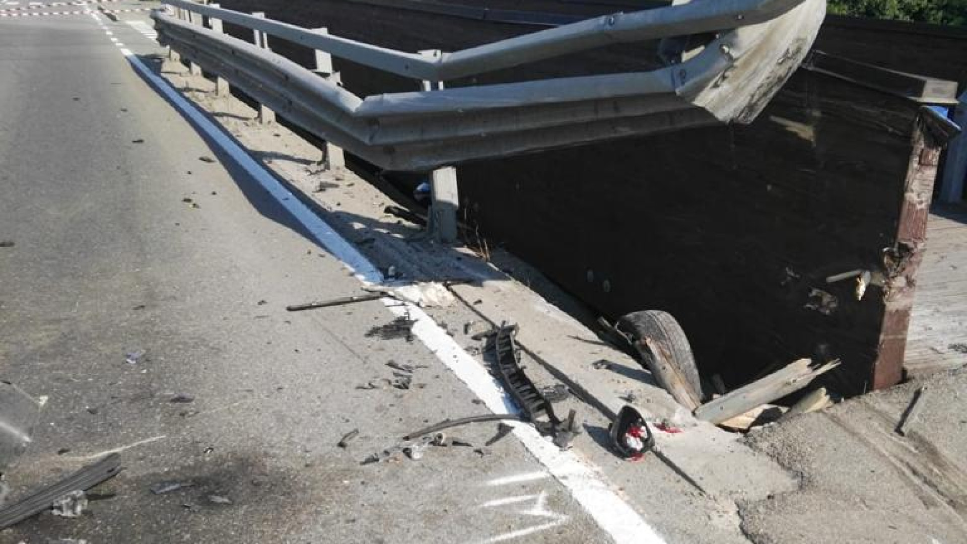 Perde il controllo dell'auto e centra in pieno un guardrail
