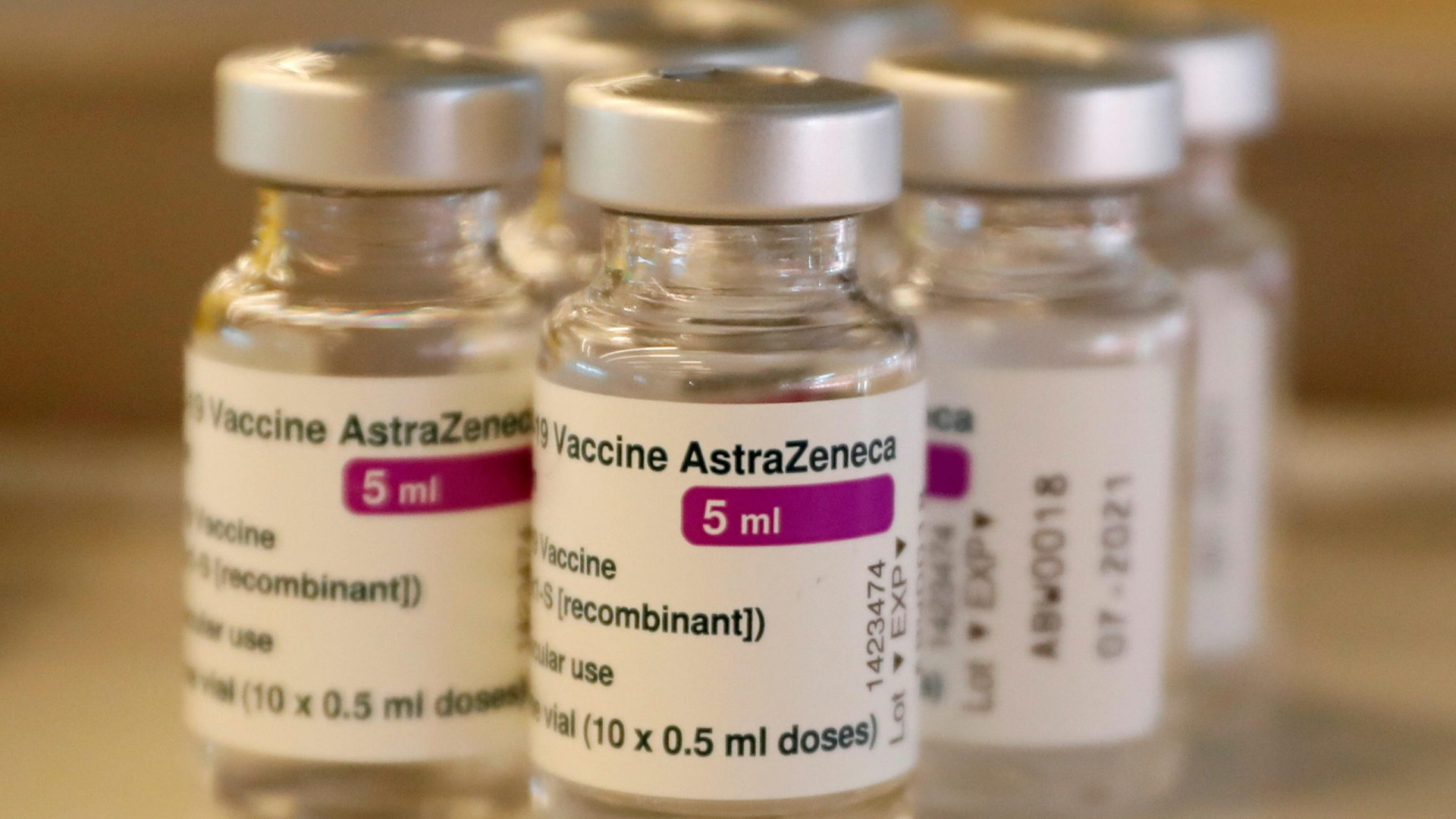 AstraZeneca e Janssen solo agli over 60, richiami con Pfizer o Moderna