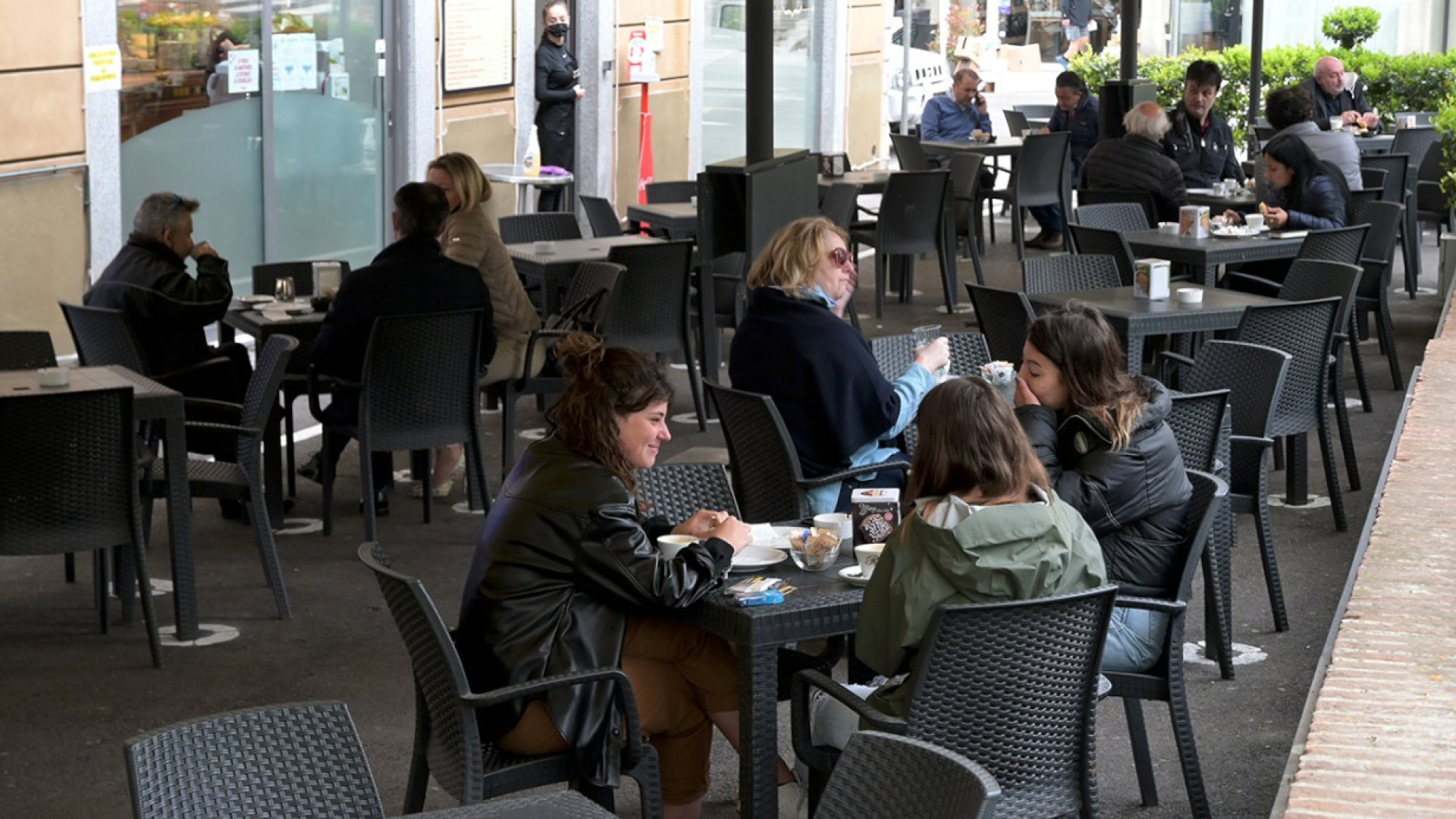 Caffè al tavolo, contenti i clienti. I baristi: "Non basta, riaprire anche all'interno"