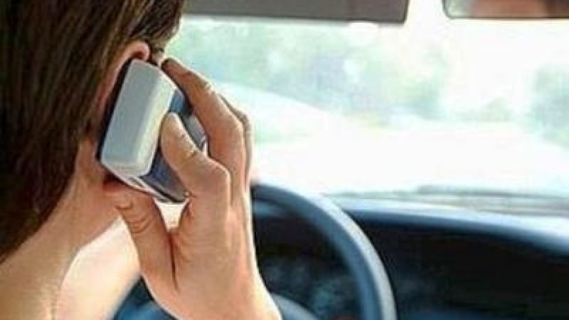 Il sindaco parla al telefono mentre guida: via cinque punti dalla patente