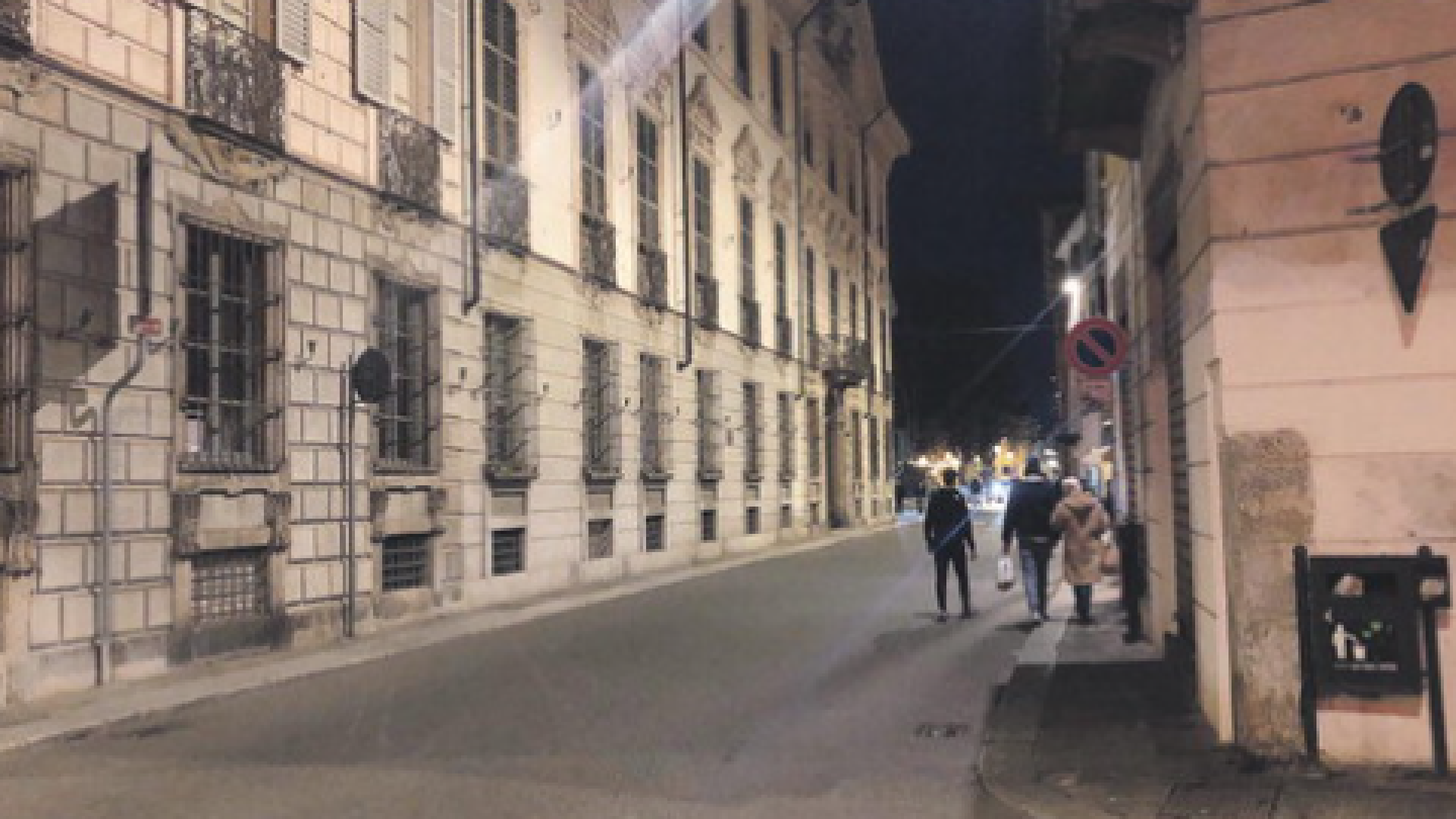 Un pezzo di via Roma senza luminarie: "Noi negozianti dimenticati dal Comune"
