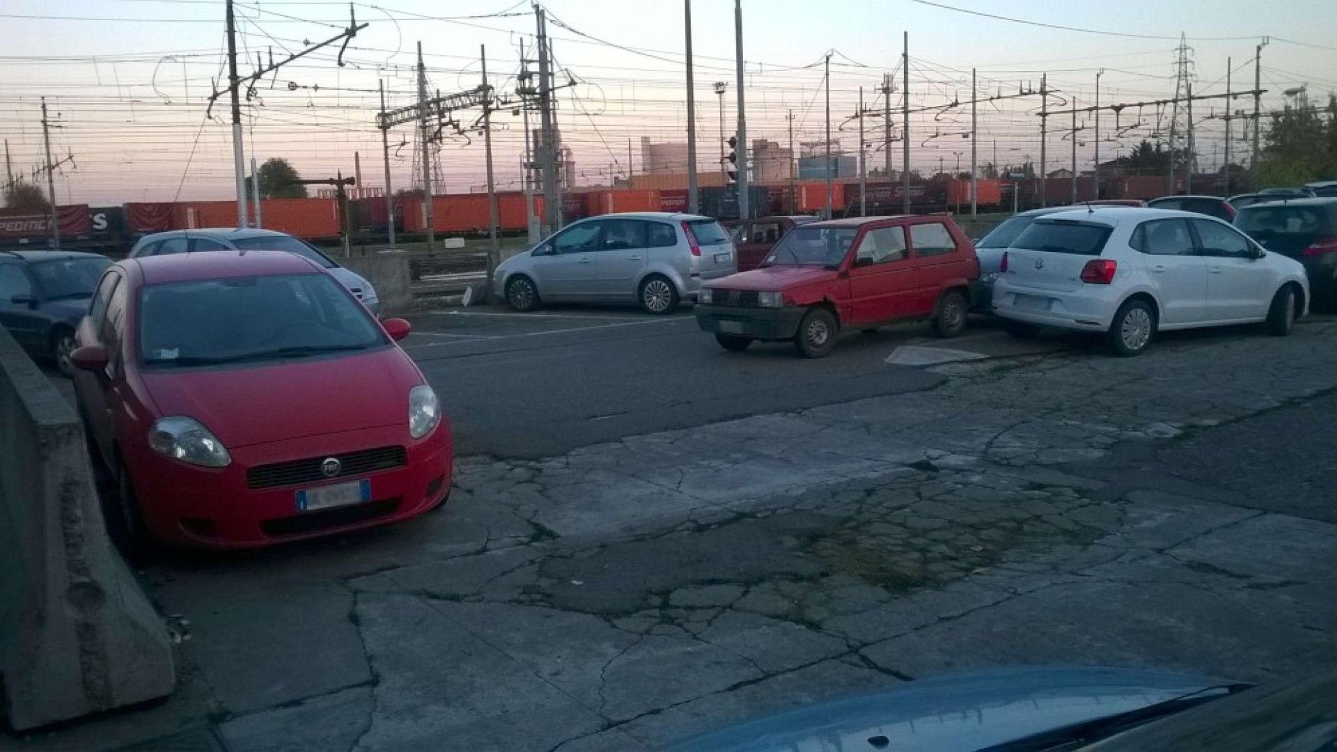 Parcheggio alla stazione tra rifiuti, soste selvagge e cartelli "spariti"