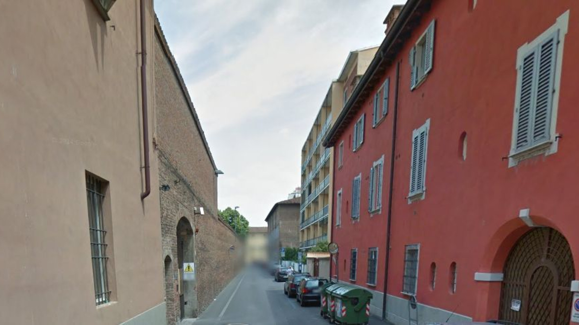 Via Caccialupo, dorme nelle cantine di un condominio. "Cacciato da mio padre"