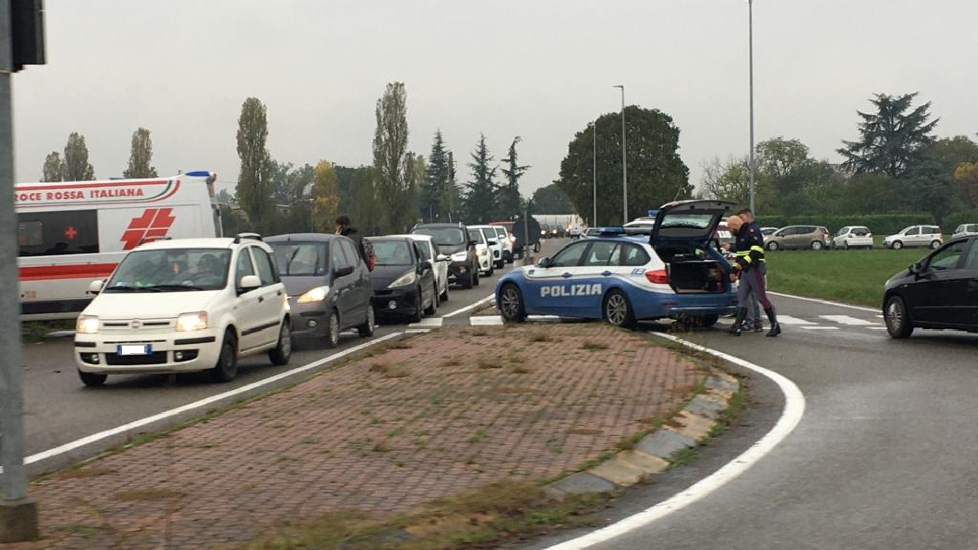 Giovane ferito in modo serio dopo essere stato travolto da un'auto