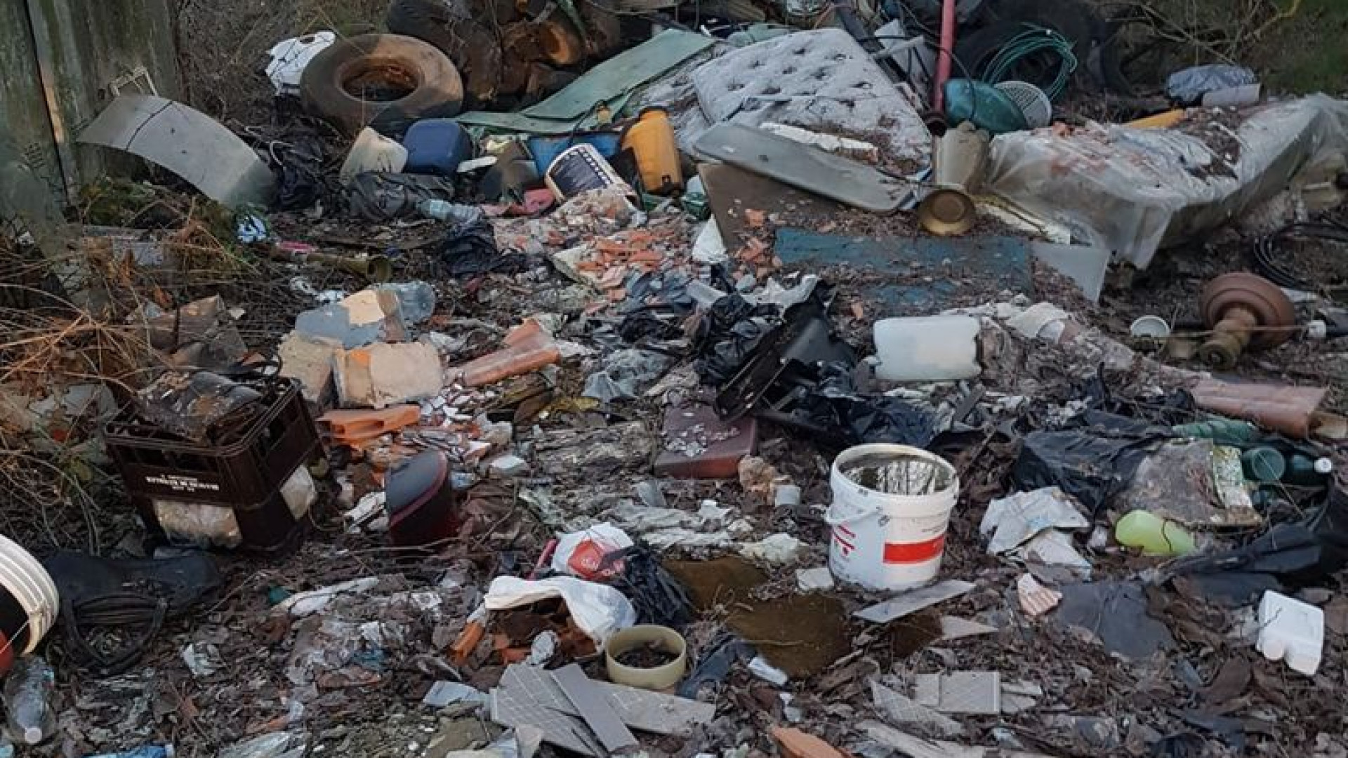 Scoperta maxi discarica abusiva a Cadeo: mobili ed eternit abbandonati