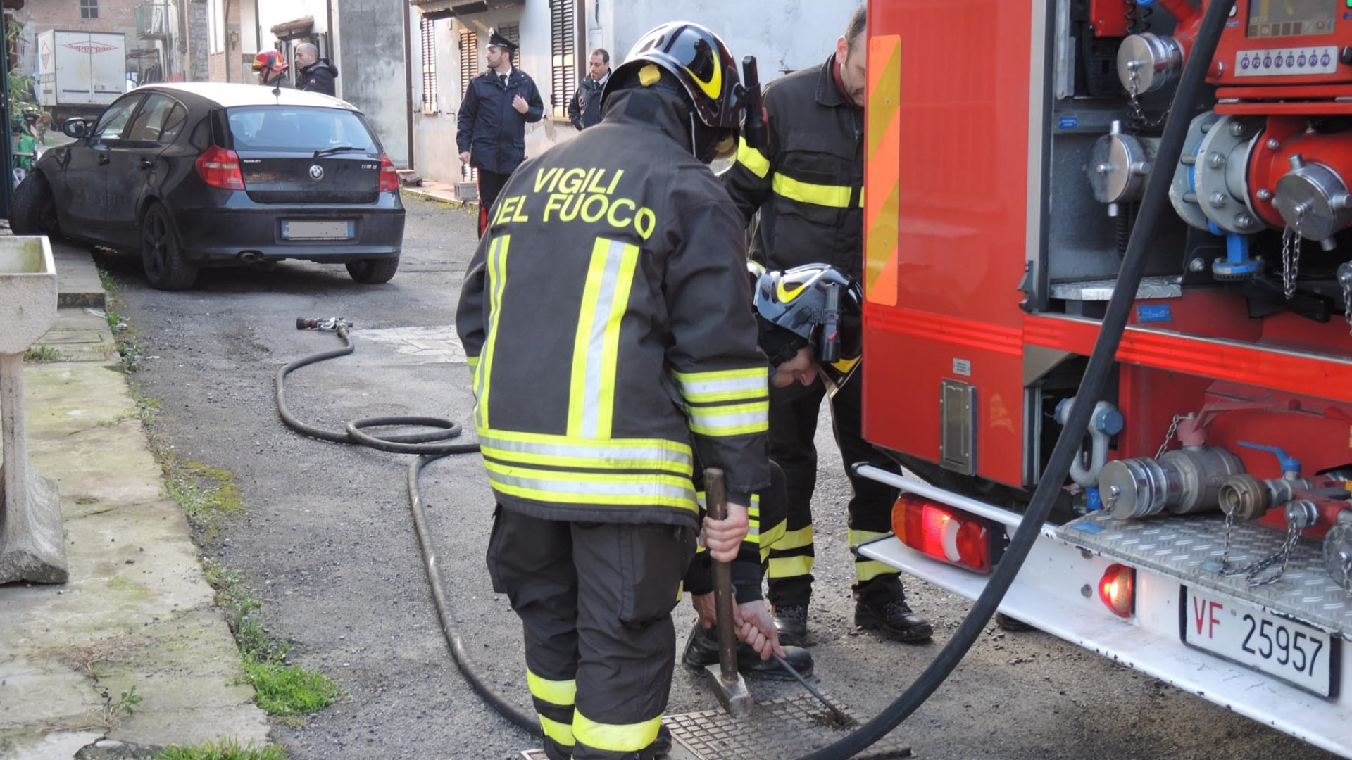 San Nicolò, auto finisce contro un muro e trancia tubatura del gas