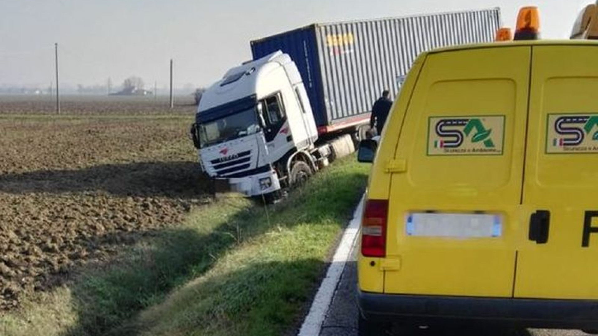 Camion esce di strada e finisce nel canale: illeso l'autista ma la strada è stata chiusa per recuperare il mezzo