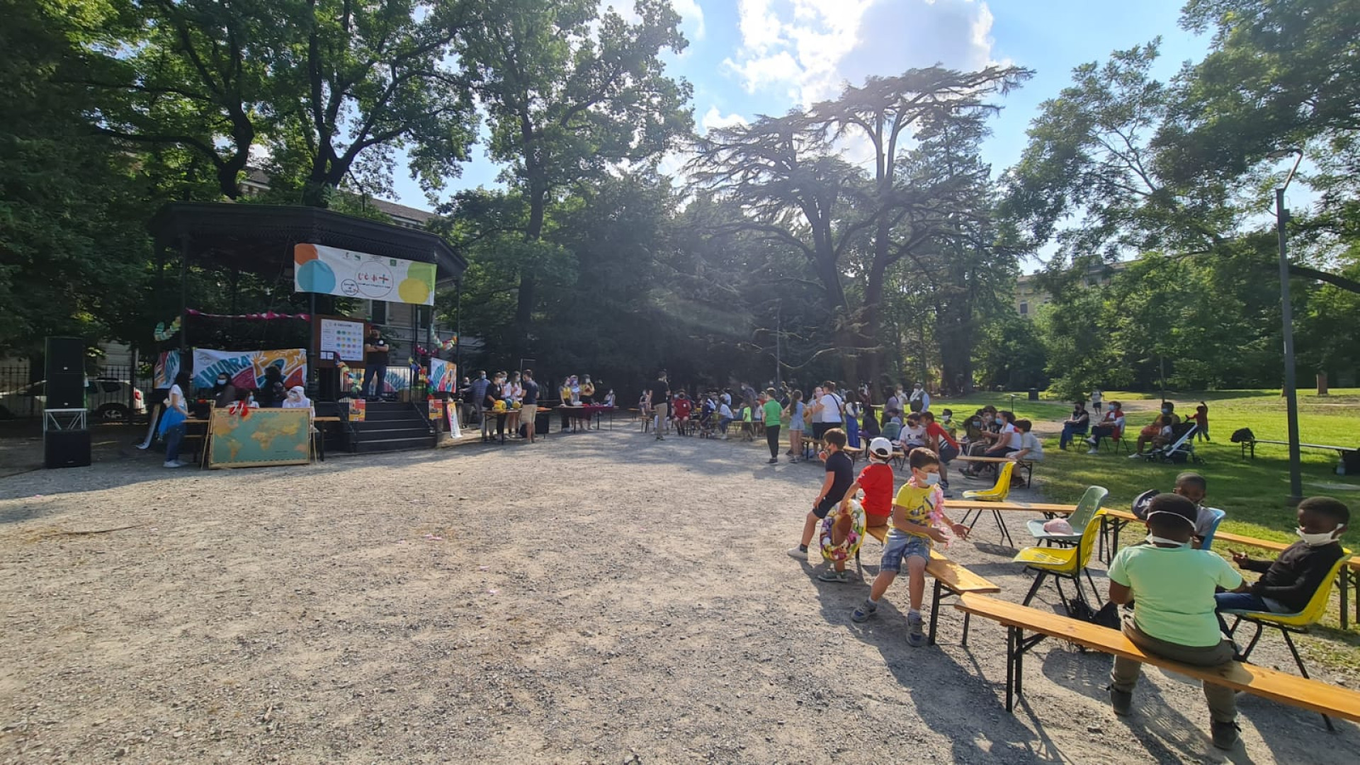 Giardini Margherita invasi dalle famiglie del quartiere per la festa di fine maggio