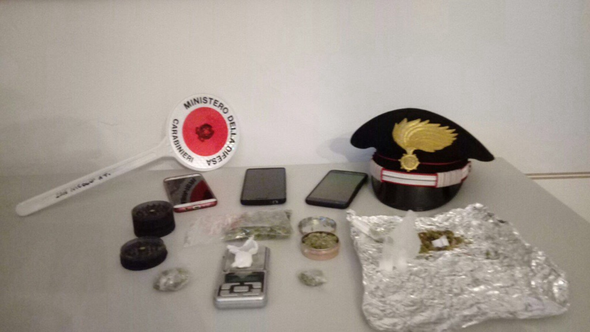 Festino di Natale tra amici finito male: 4 denunciati per droga