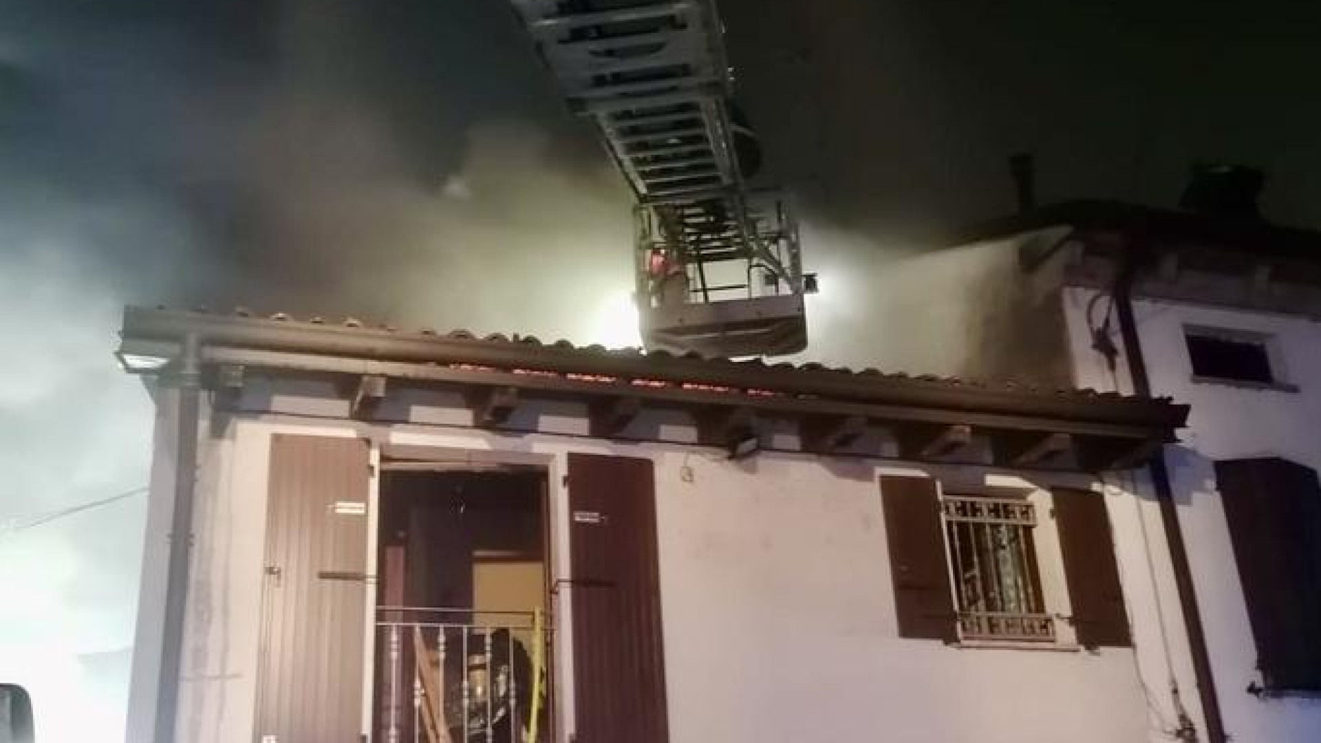 Cortemaggiore, tetto di una villetta prende fuoco: intervento dei vigili del fuoco