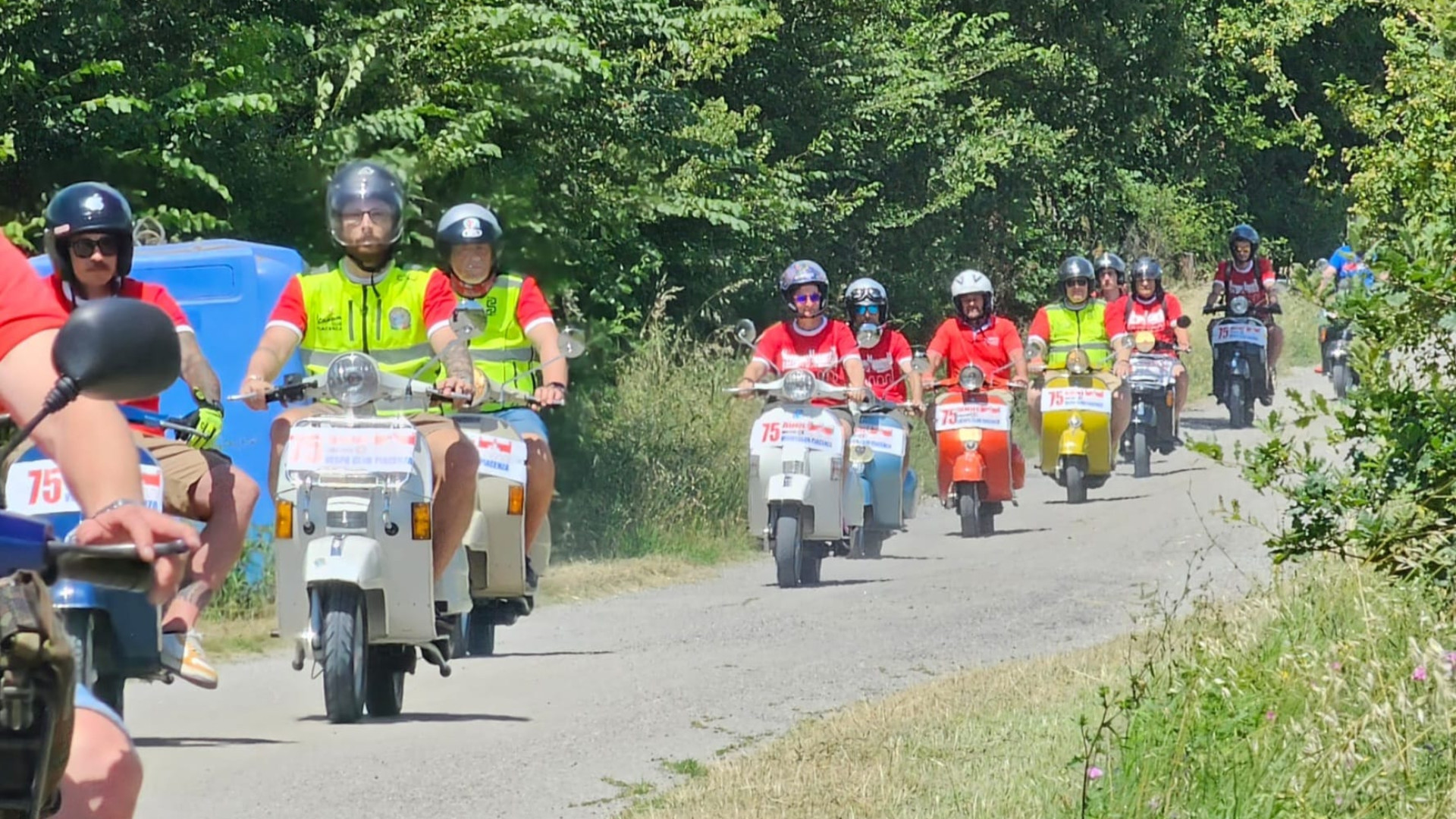 Il Vespa Club di Piacenza festeggia il 75° compleanno: gita sulle colline in Val d'Arda