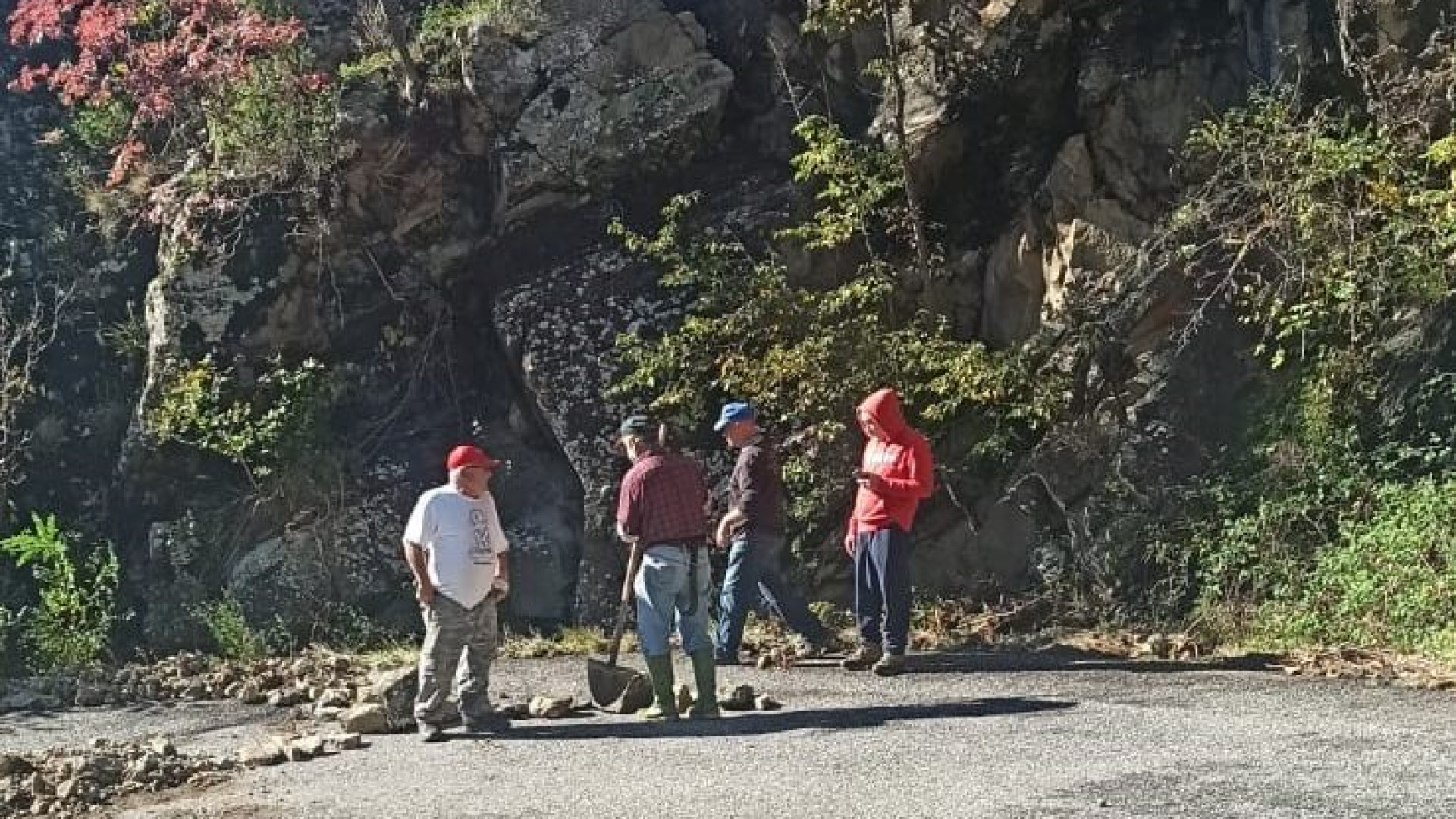 Domenica di lavoro per liberare Castagnola. Allerta per il dissesto idrogeologico
