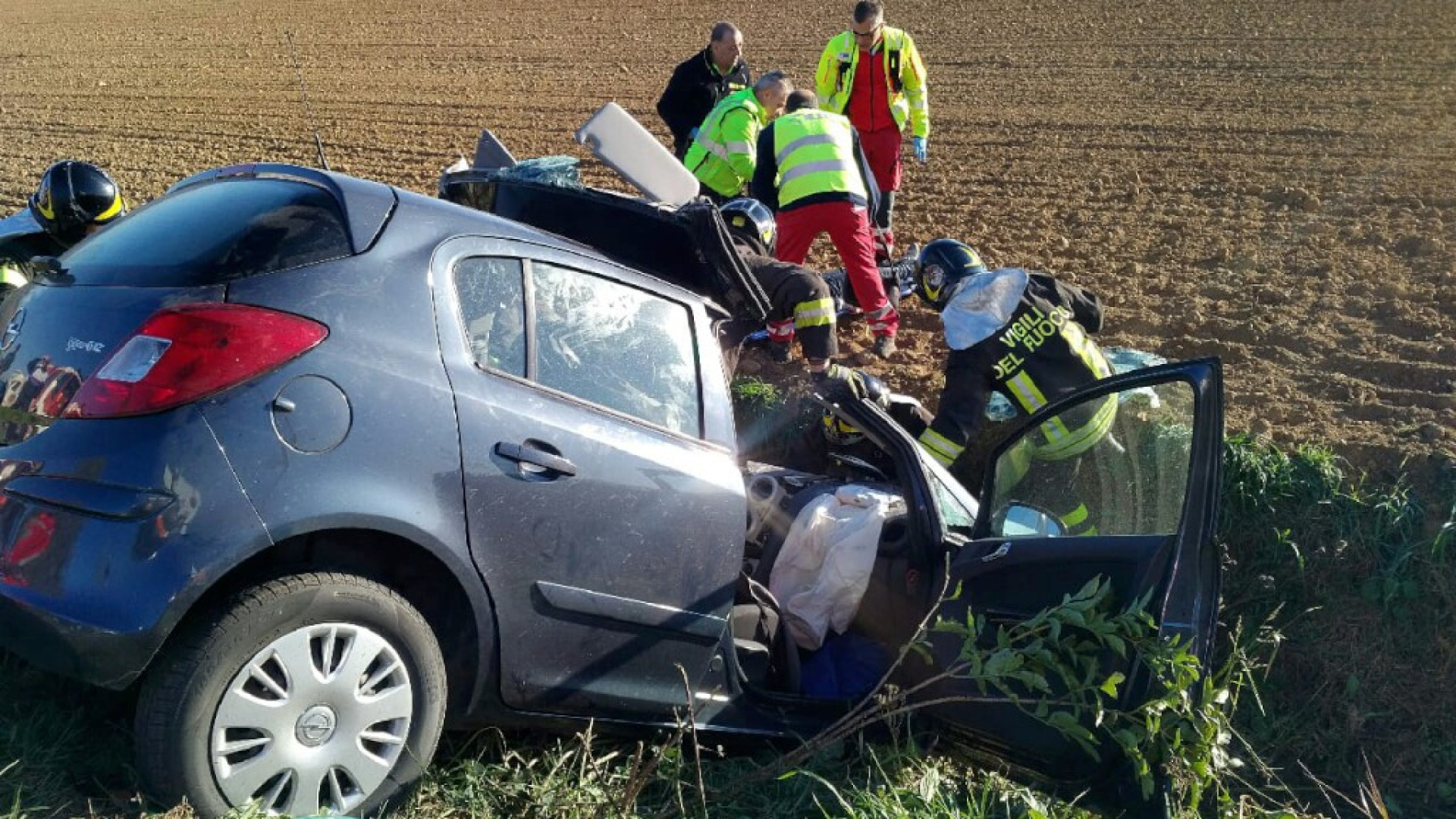 Paura a Castelnuovo: frontale tra un'auto e un camion carico di bombole