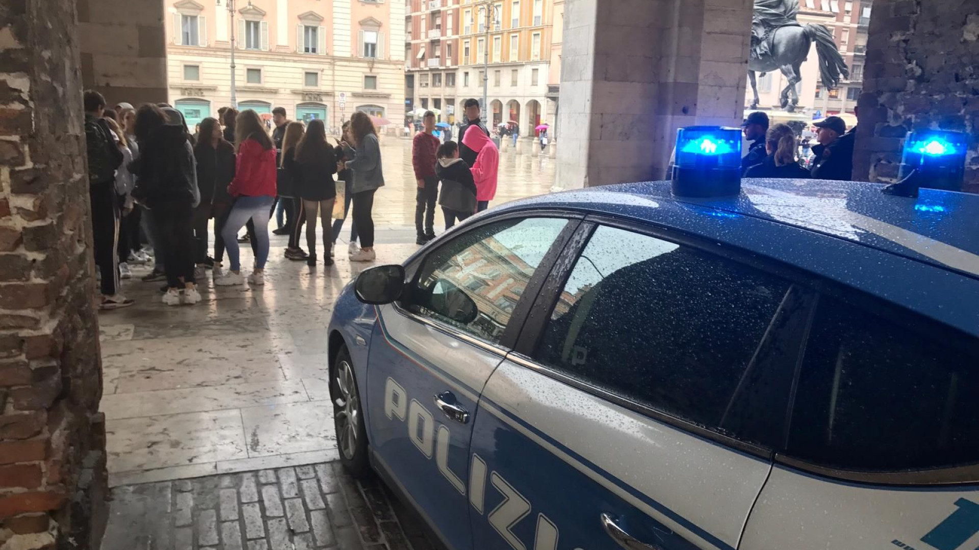 Rissa su appuntamento: sabato di follia per un centinaio di adolescenti