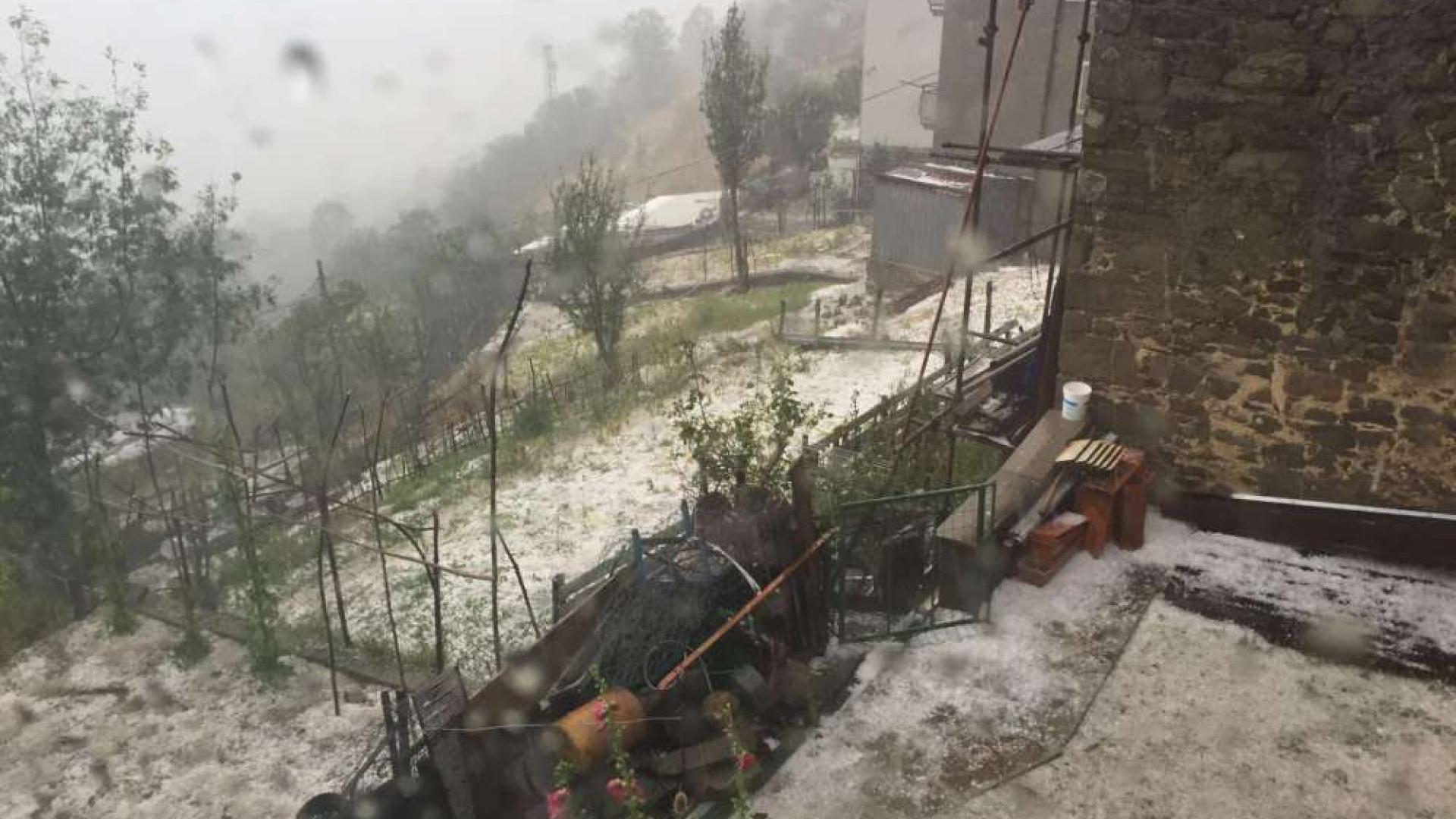 Pioggia e grandine in Valdaveto: 100 mm di acqua in pochi minuti. Video