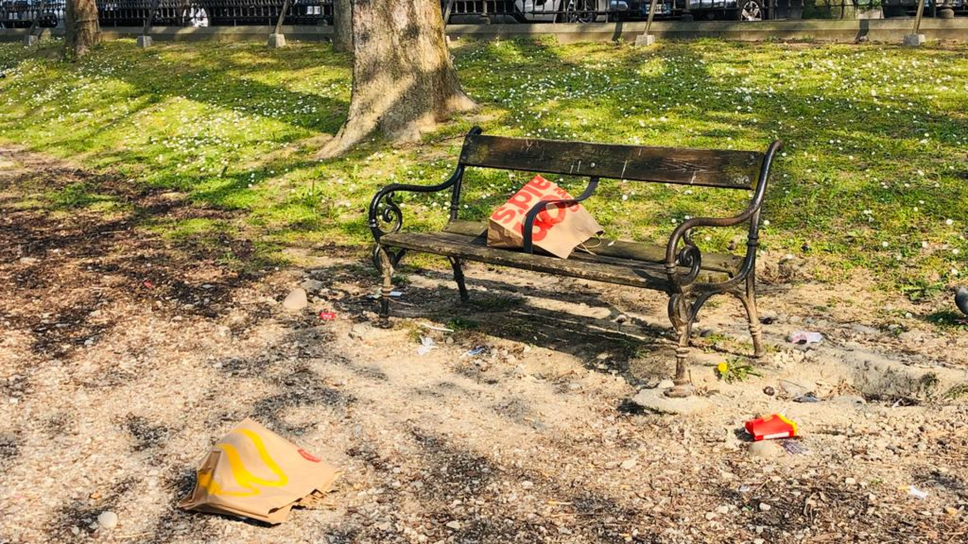 "Ai giardini Margherita doposcuola per i nostri bimbi tra i rifiuti e la sporcizia"