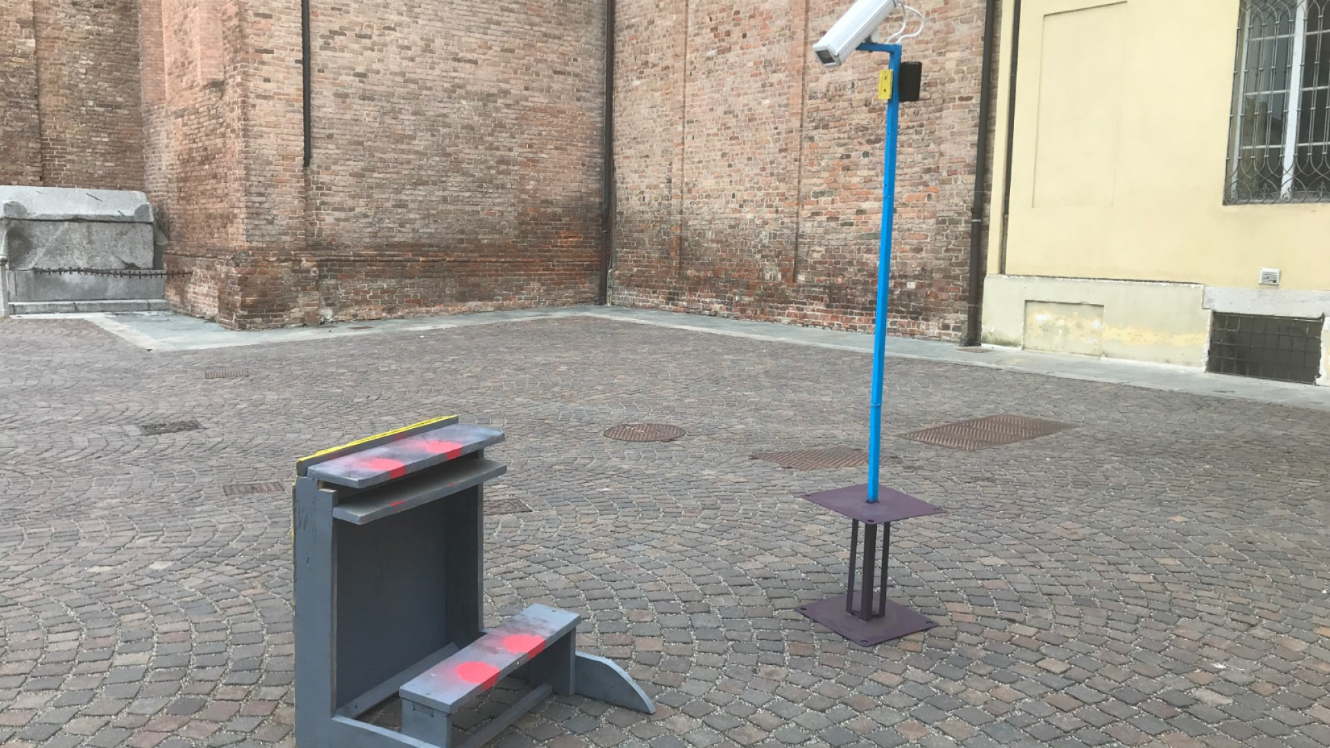 Piazza Sant'Antonino, spunta un inginocchiatoio. Rimosso dalla Municipale