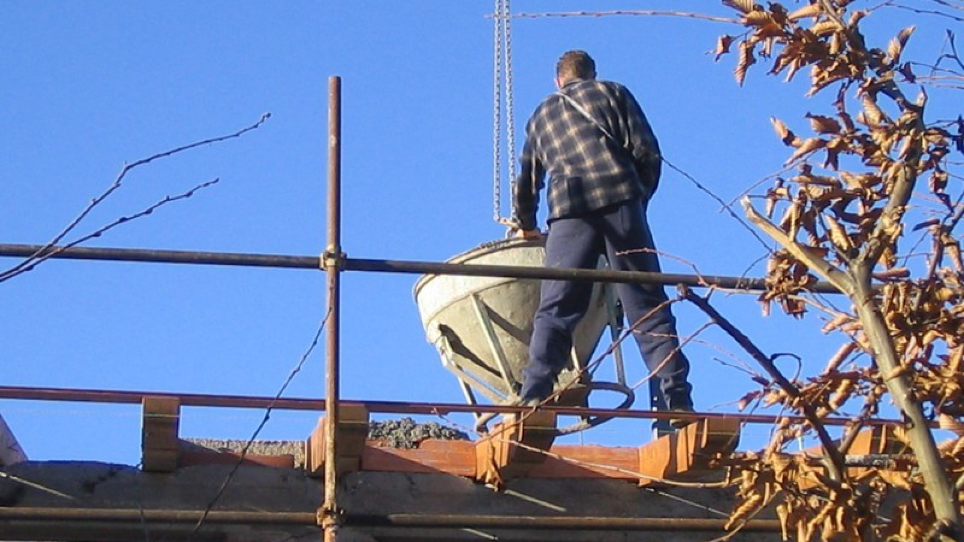 Cantieri edili, in uno su tre  il lavoro non è sicuro: "Alto il rischio di cadute"
